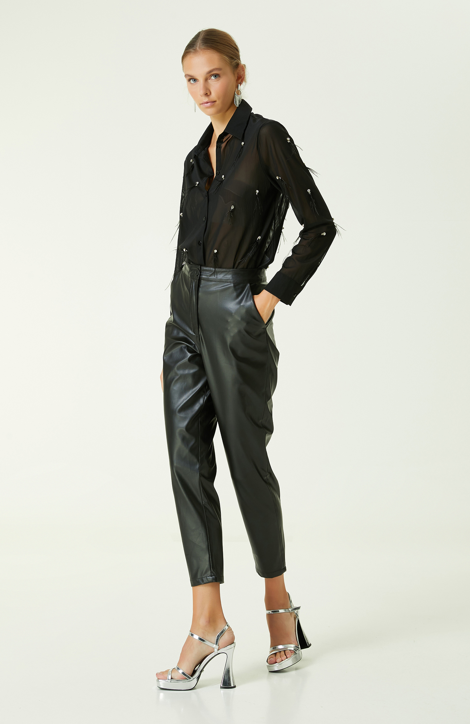 Otriş ve Taş Detaylı Siyah Gömlek