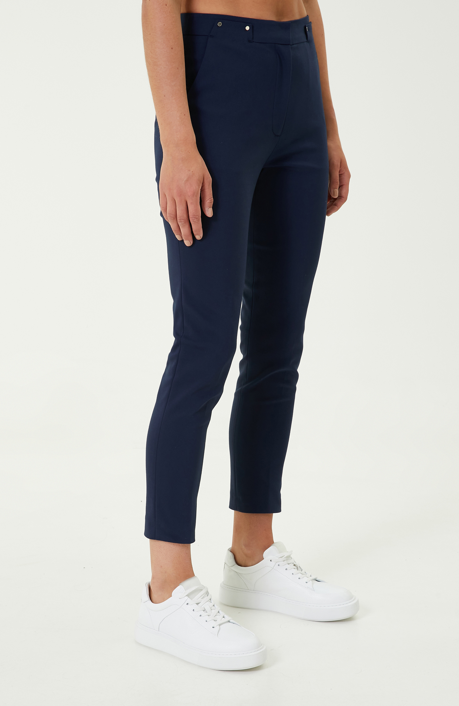 Trok Aksesuarlı Düz Paça Lacivert Pantolon