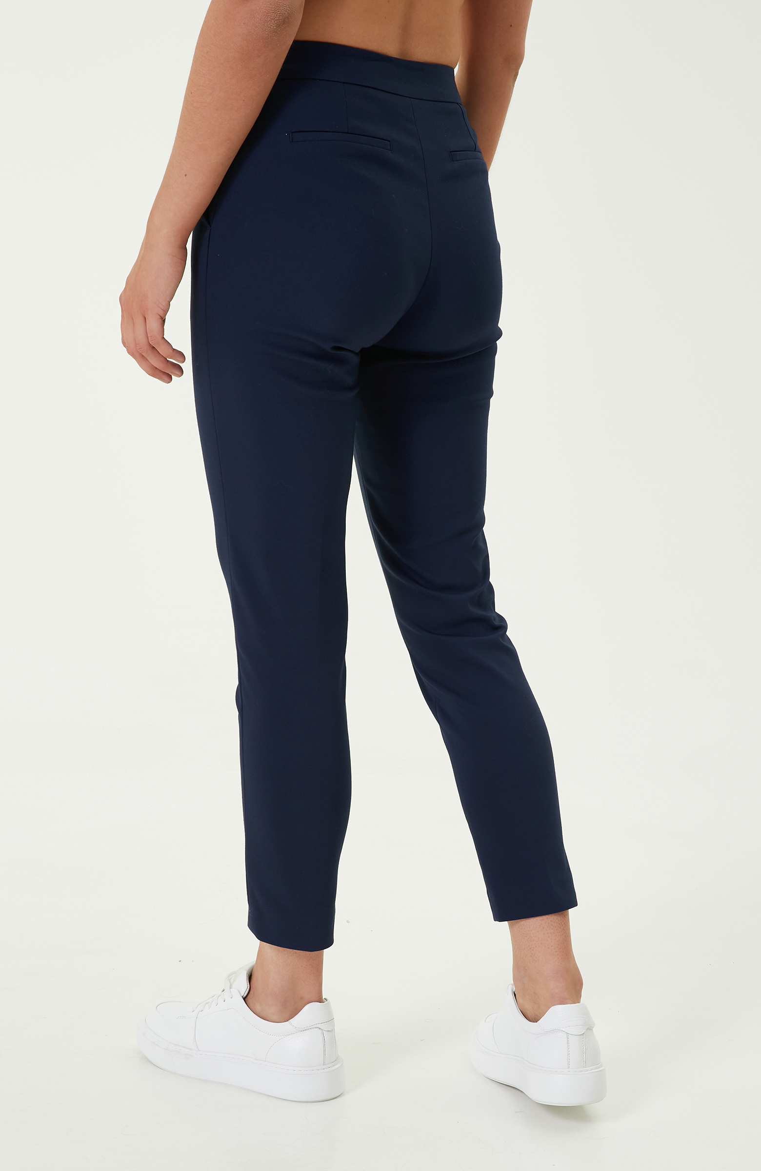 Trok Aksesuarlı Düz Paça Lacivert Pantolon