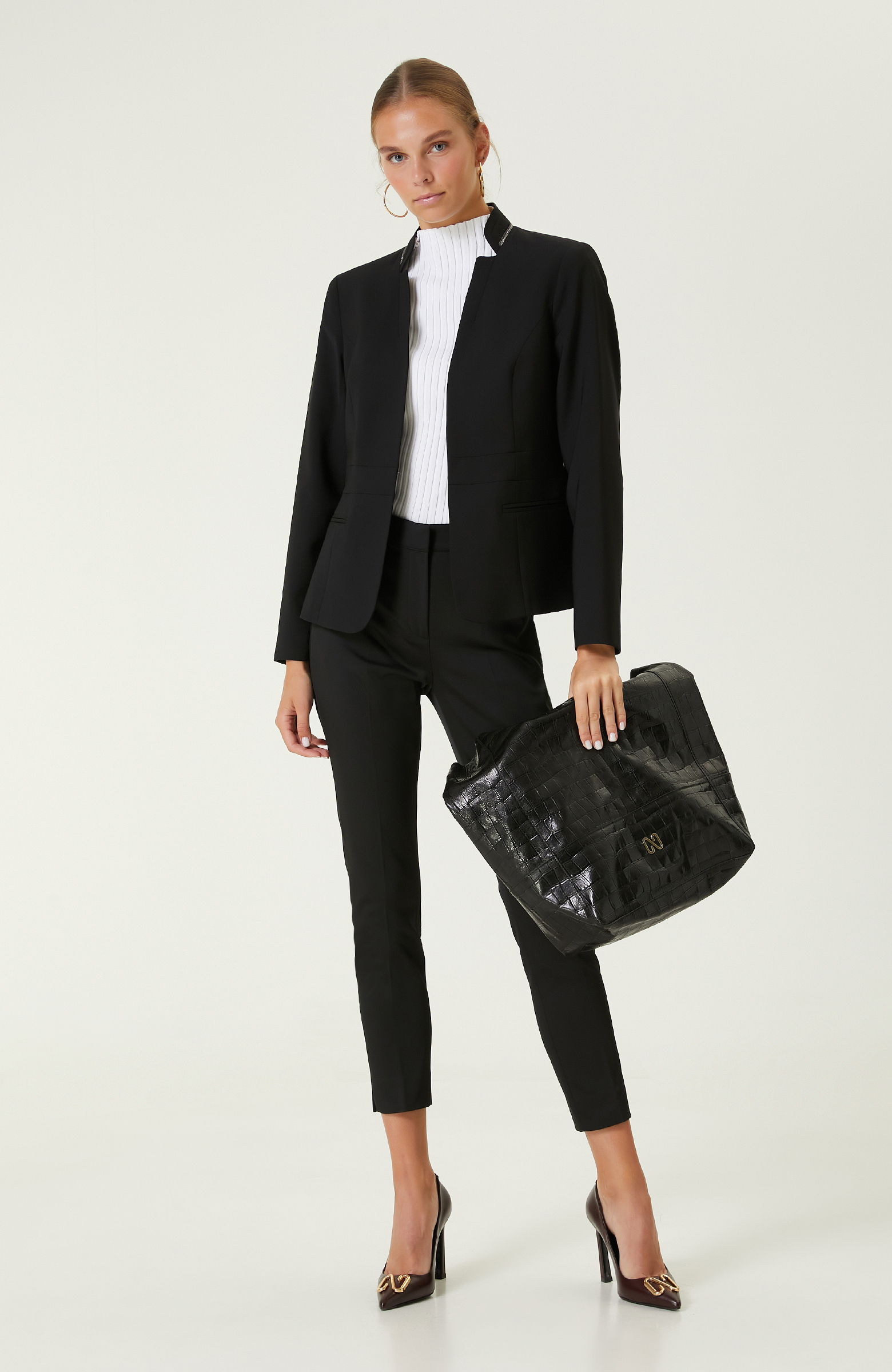 Siyah Kemeri Lastik Detaylı Pantolon