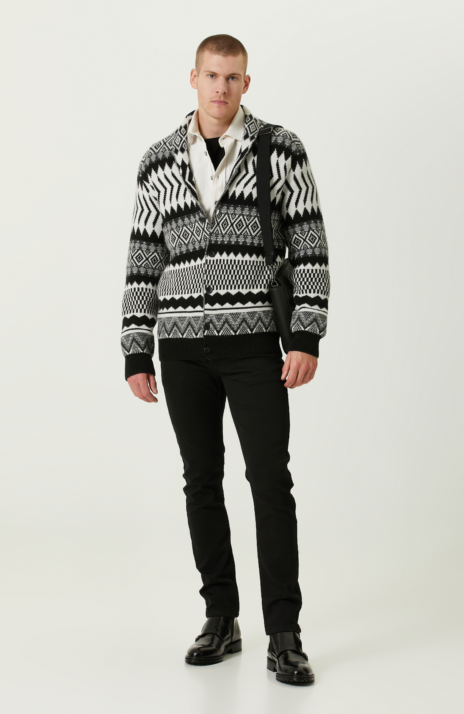 Siyah Mono Yaka Cepsiz Hırka