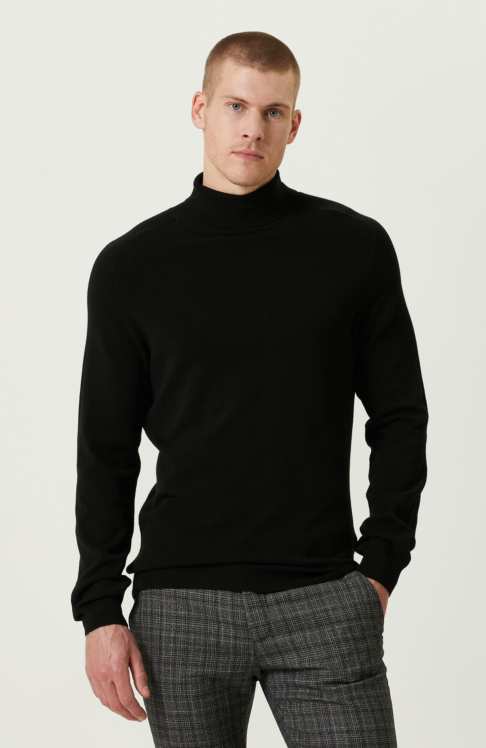 Siyah Balıkçı Yaka Triko Kazak