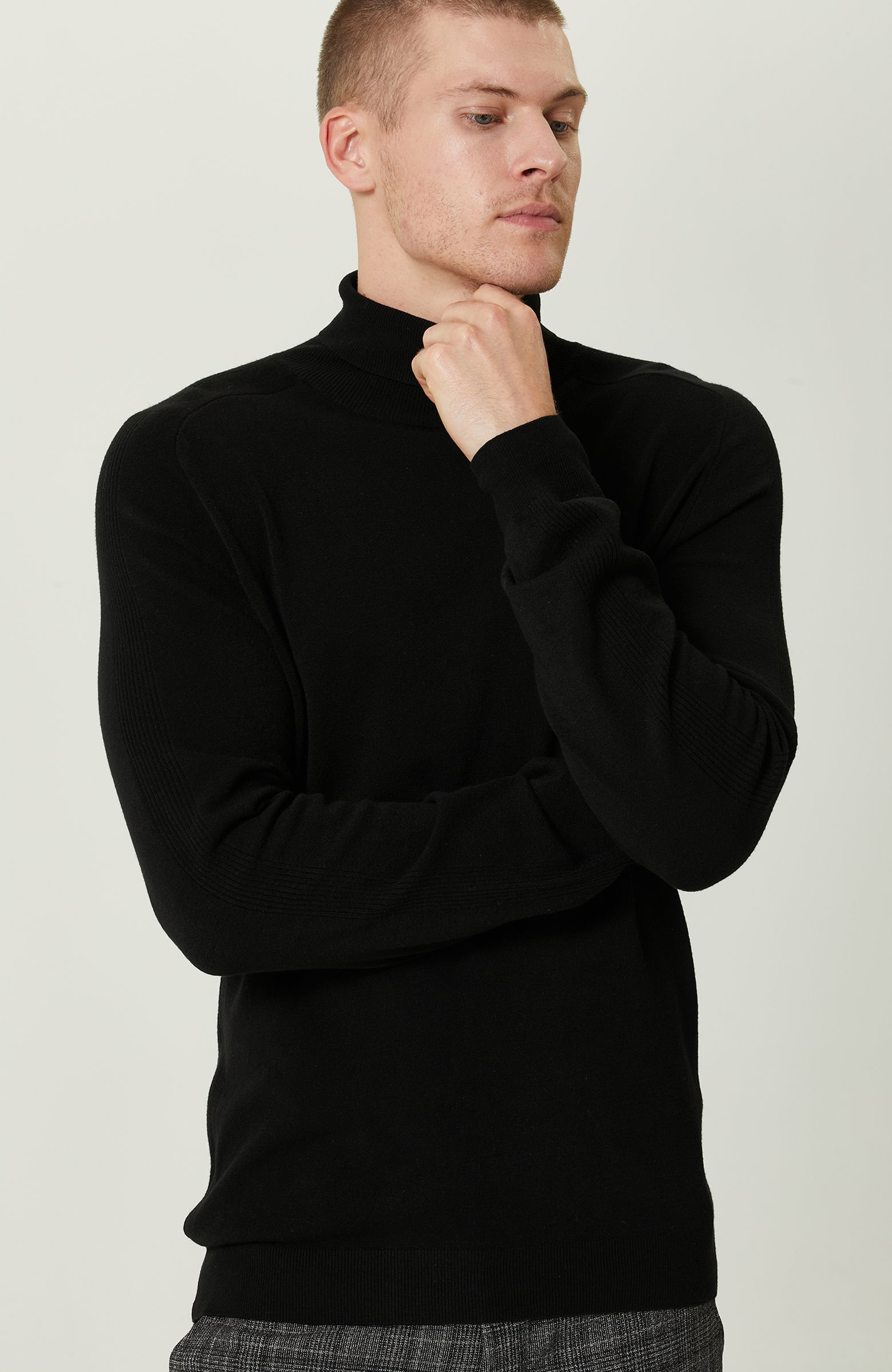 Siyah Balıkçı Yaka Triko Kazak