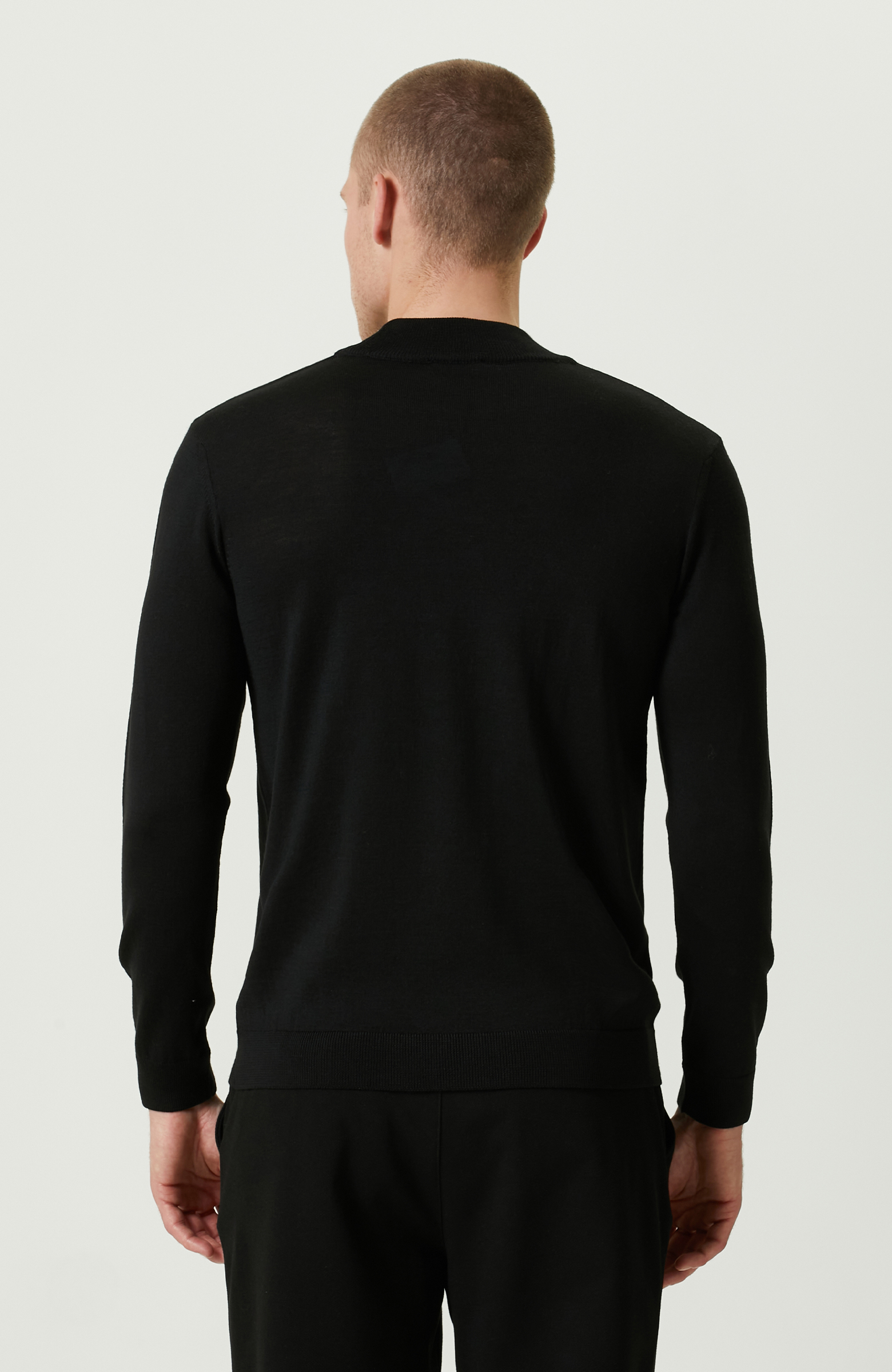 Yarım Balıkçı Yaka Siyah Triko Kazak