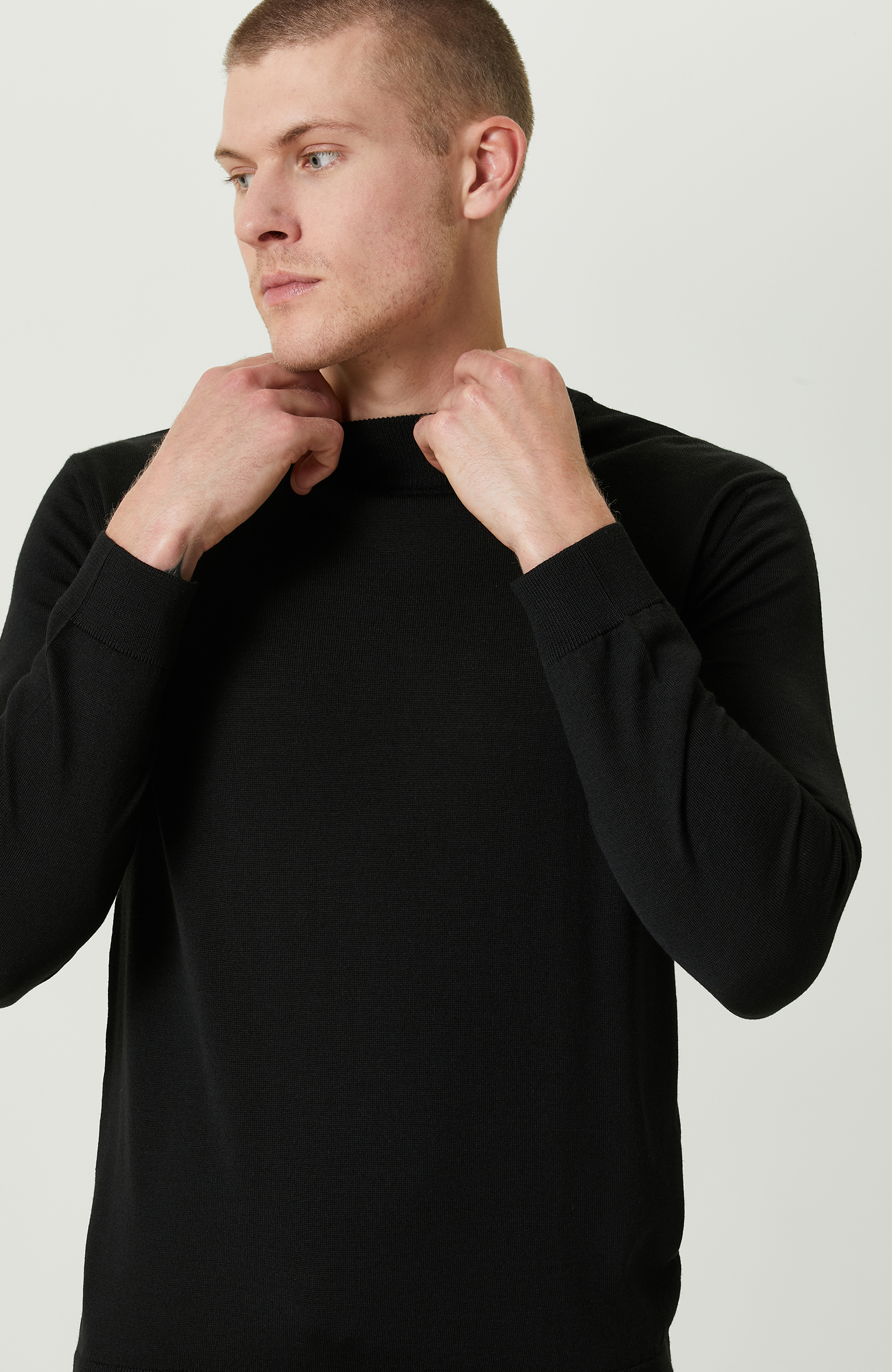 Yarım Balıkçı Yaka Siyah Triko Kazak