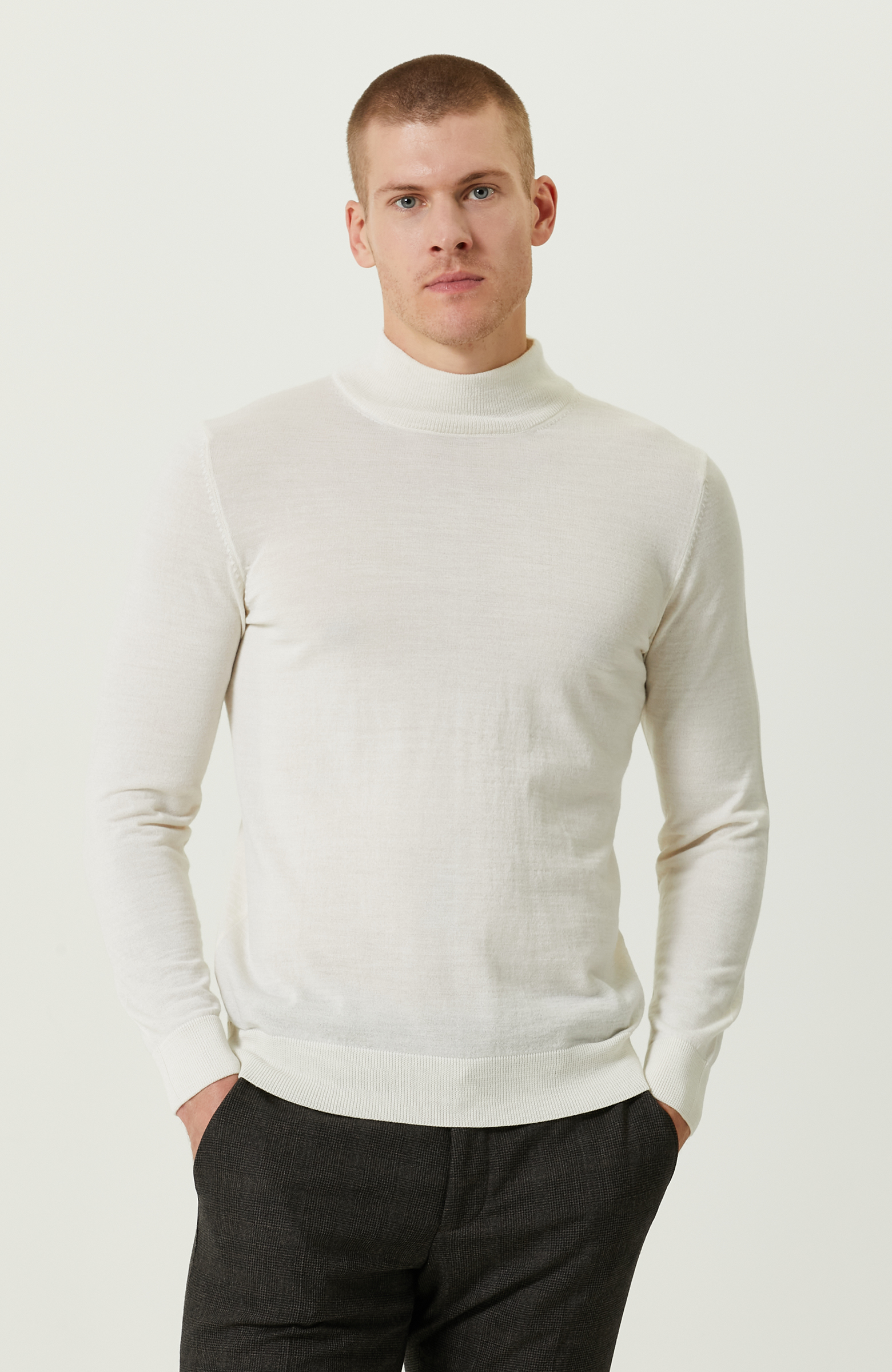 Yarım Balıkçı Yaka Ekru Triko Kazak