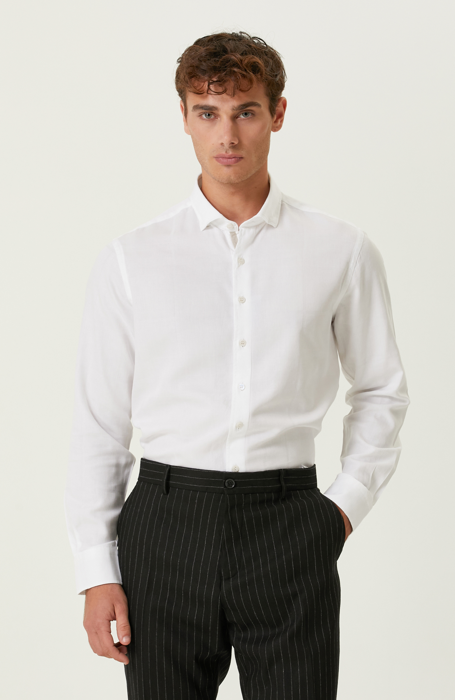 Beyaz Jakarlı Gömlek