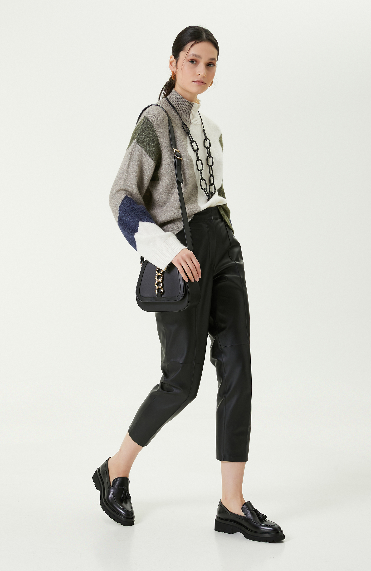 Renkli Desenli Dik Yaka Triko Kazak