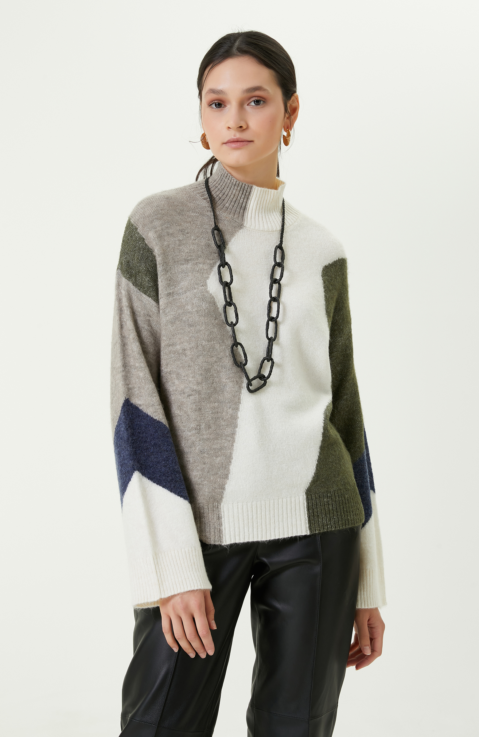 Renkli Desenli Dik Yaka Triko Kazak