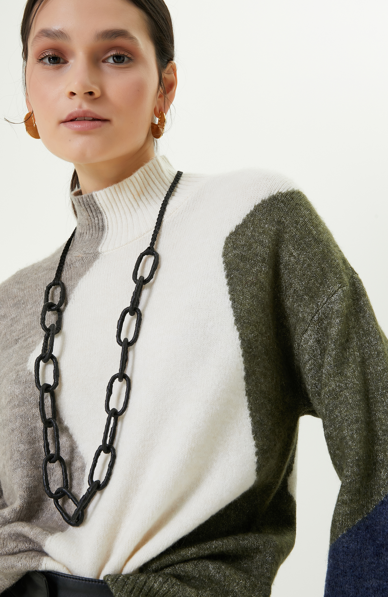 Renkli Desenli Dik Yaka Triko Kazak