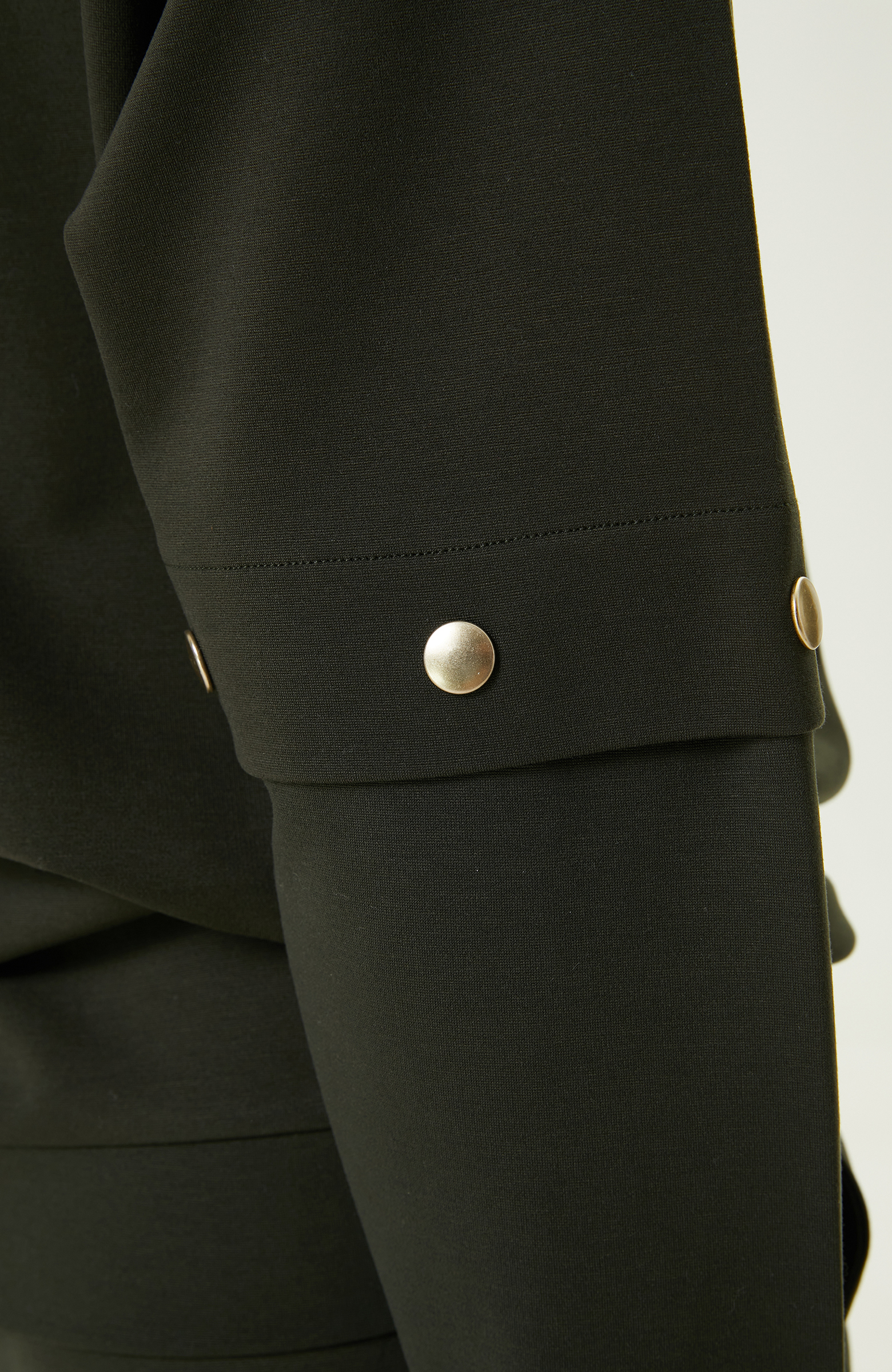 Haki Kolu Çıtçıt Detaylı Sweatshirt