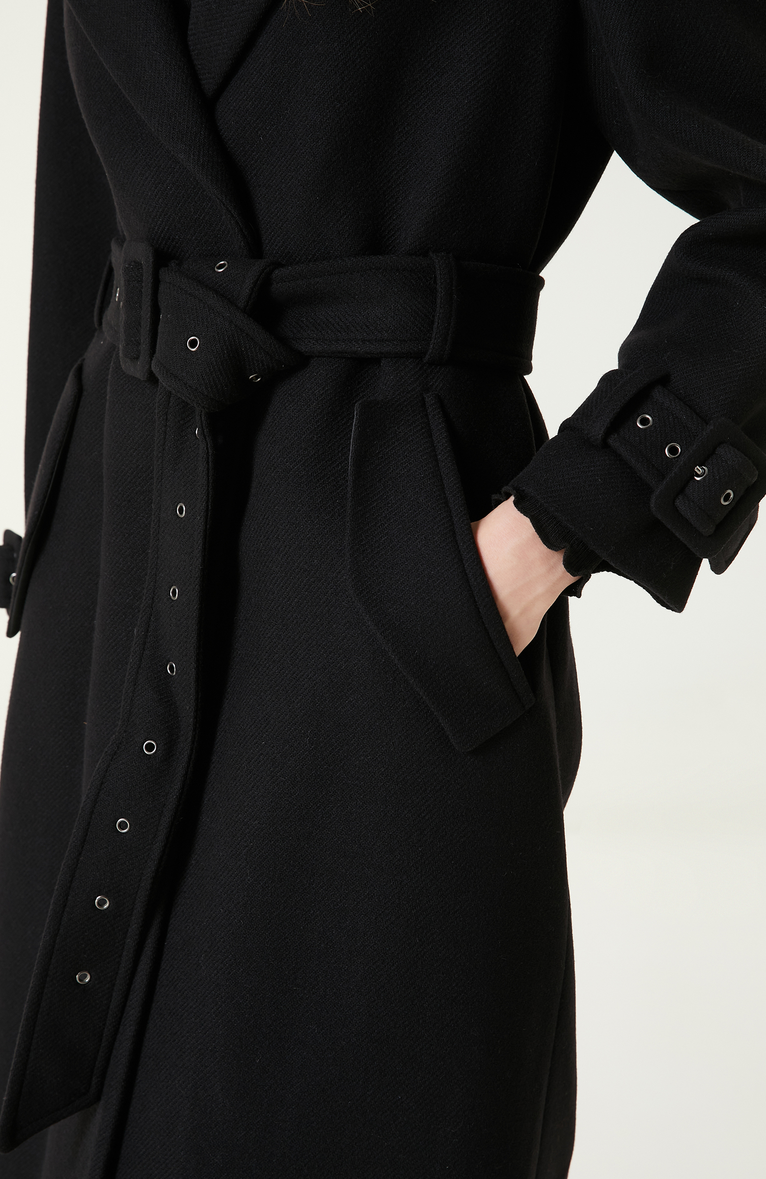 Siyah Yakası Kürklü Kemerli Manto