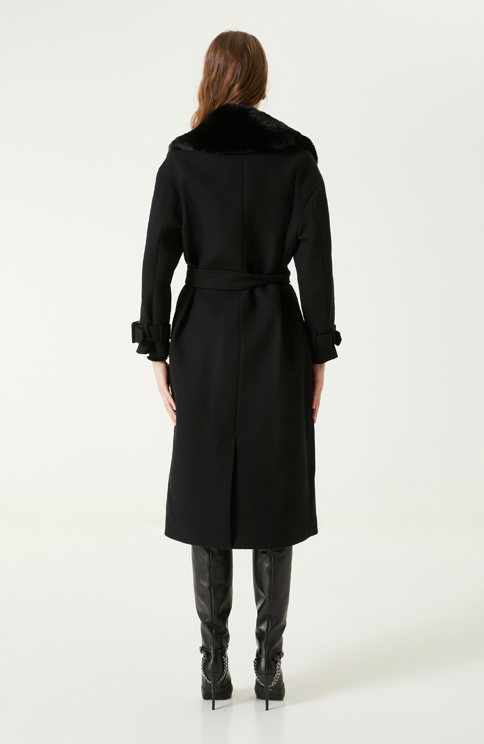 Siyah Yakası Kürklü Kemerli Manto