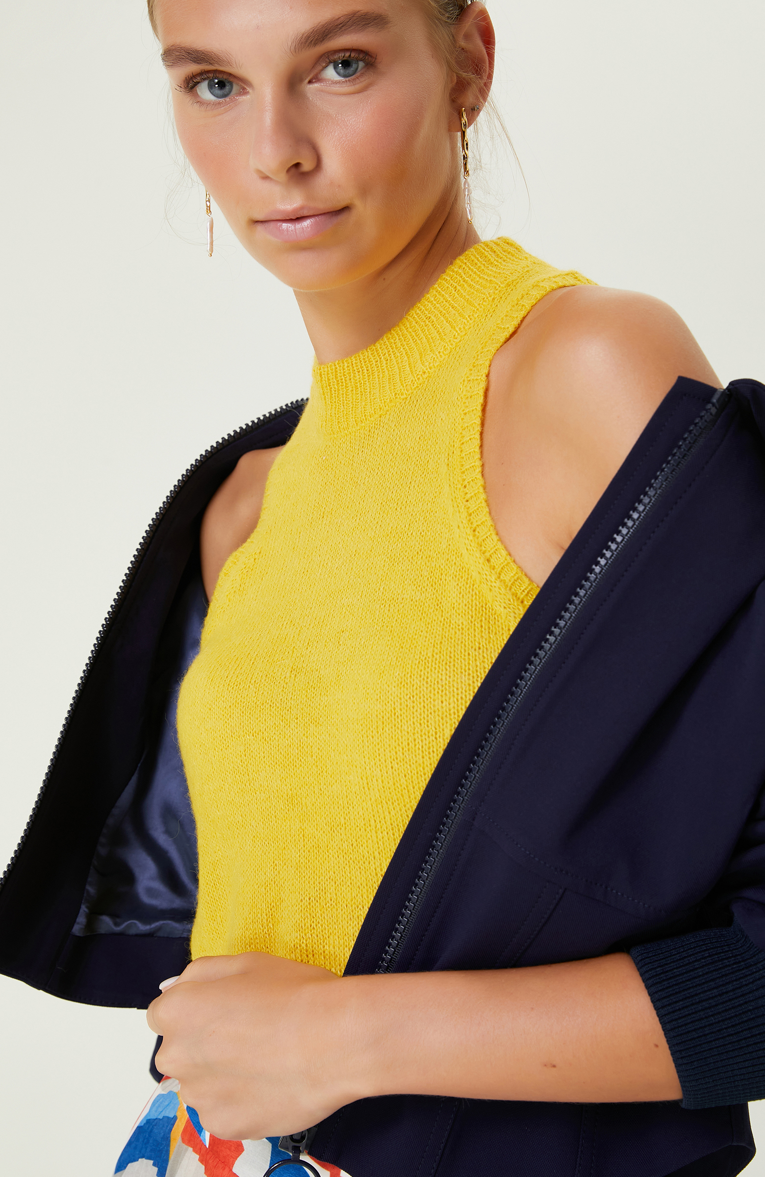 Sarı Dik Yaka Süveter