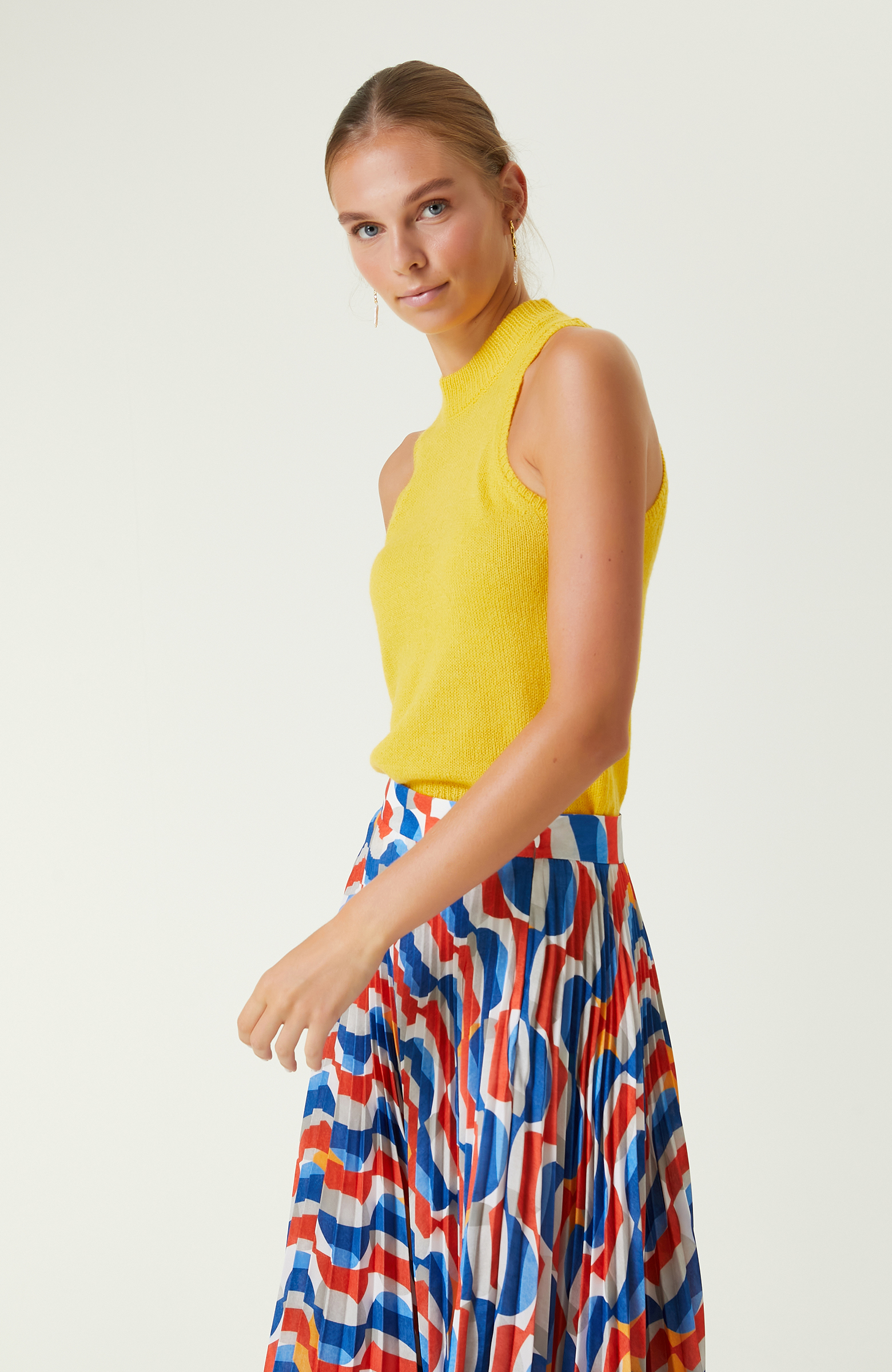 Sarı Dik Yaka Süveter