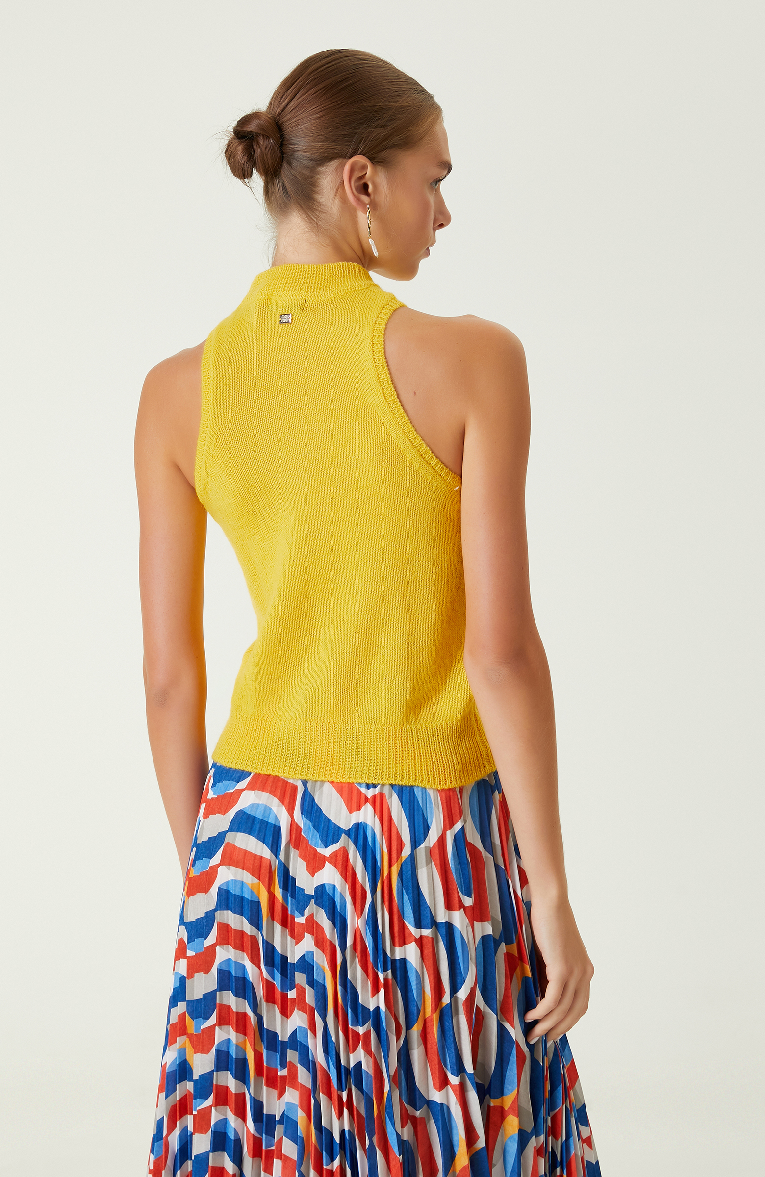 Sarı Dik Yaka Süveter