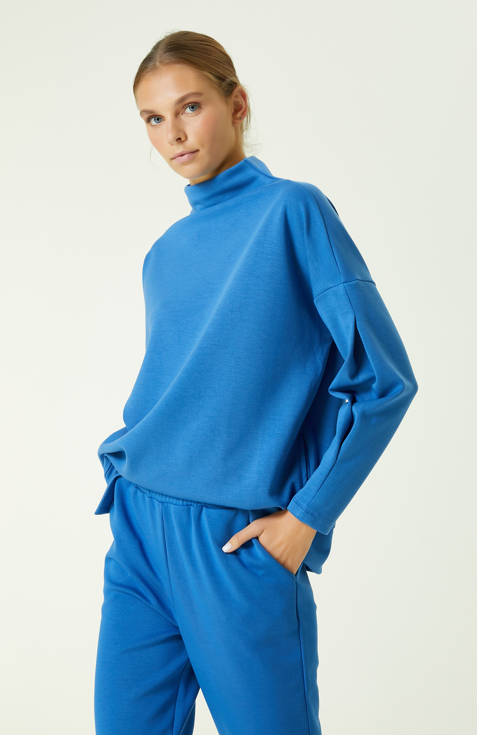 İndigo Dik Yaka Sweatshirt