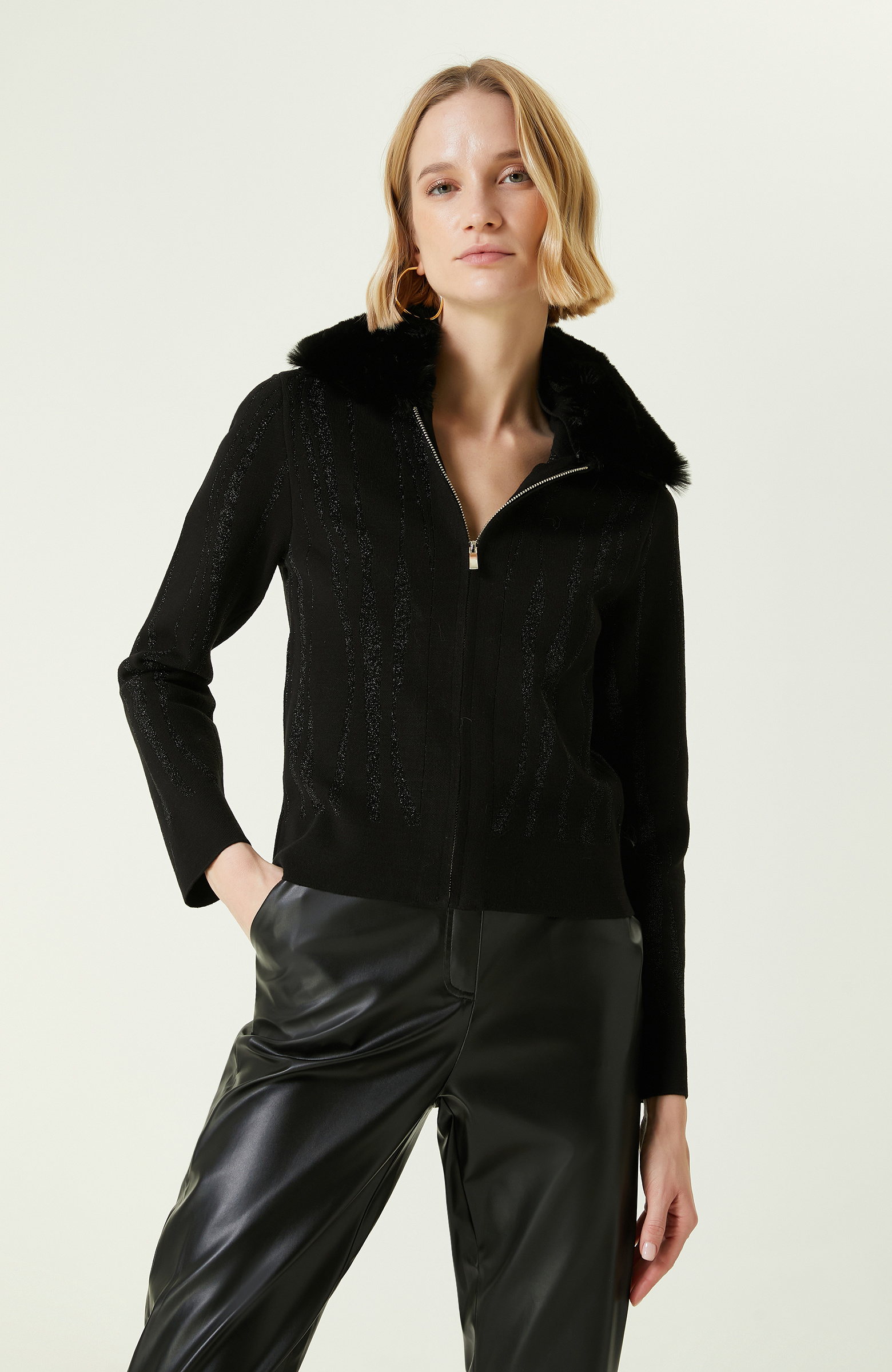 Siyah Jakarlı Hırka