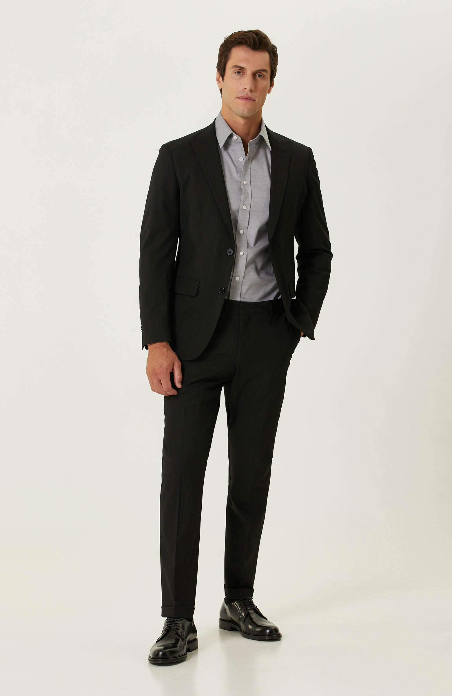 Siyah Çizgili Takım Elbise