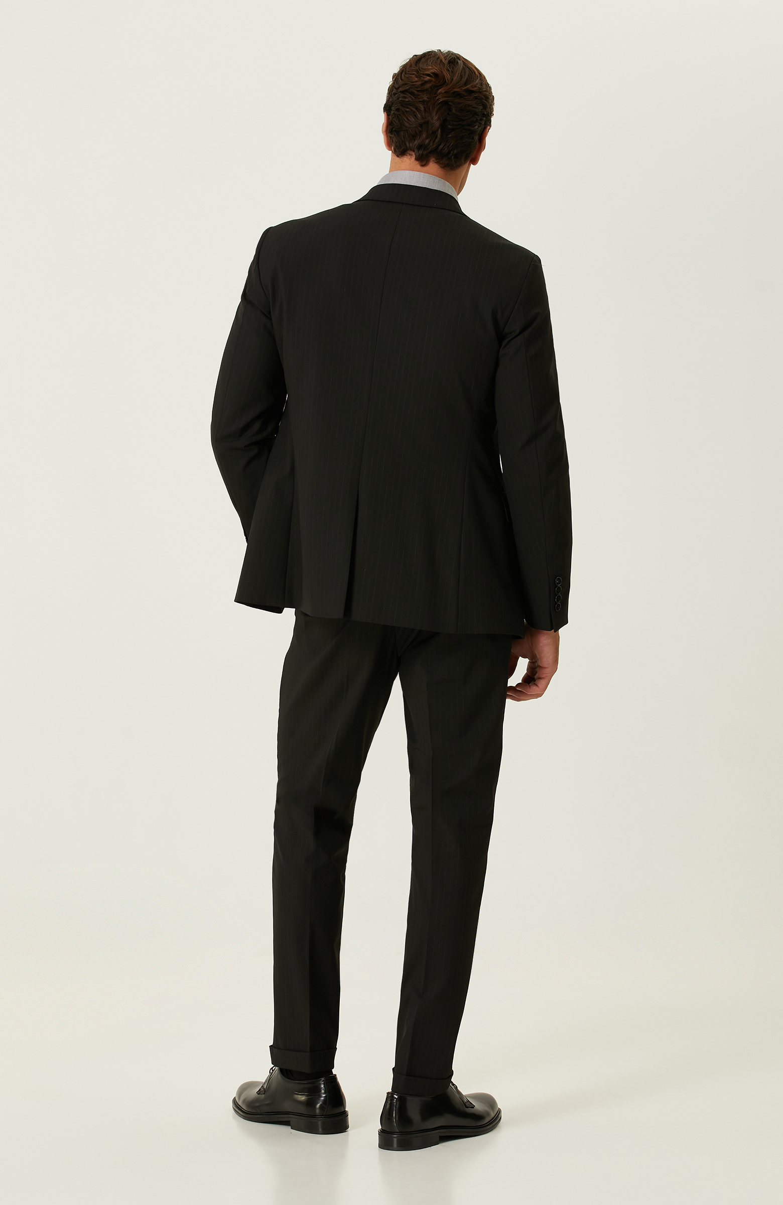 Siyah Çizgili Takım Elbise