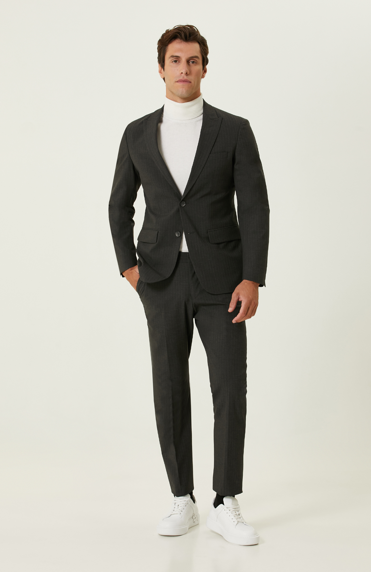 Gri Çizgili Takım Elbise