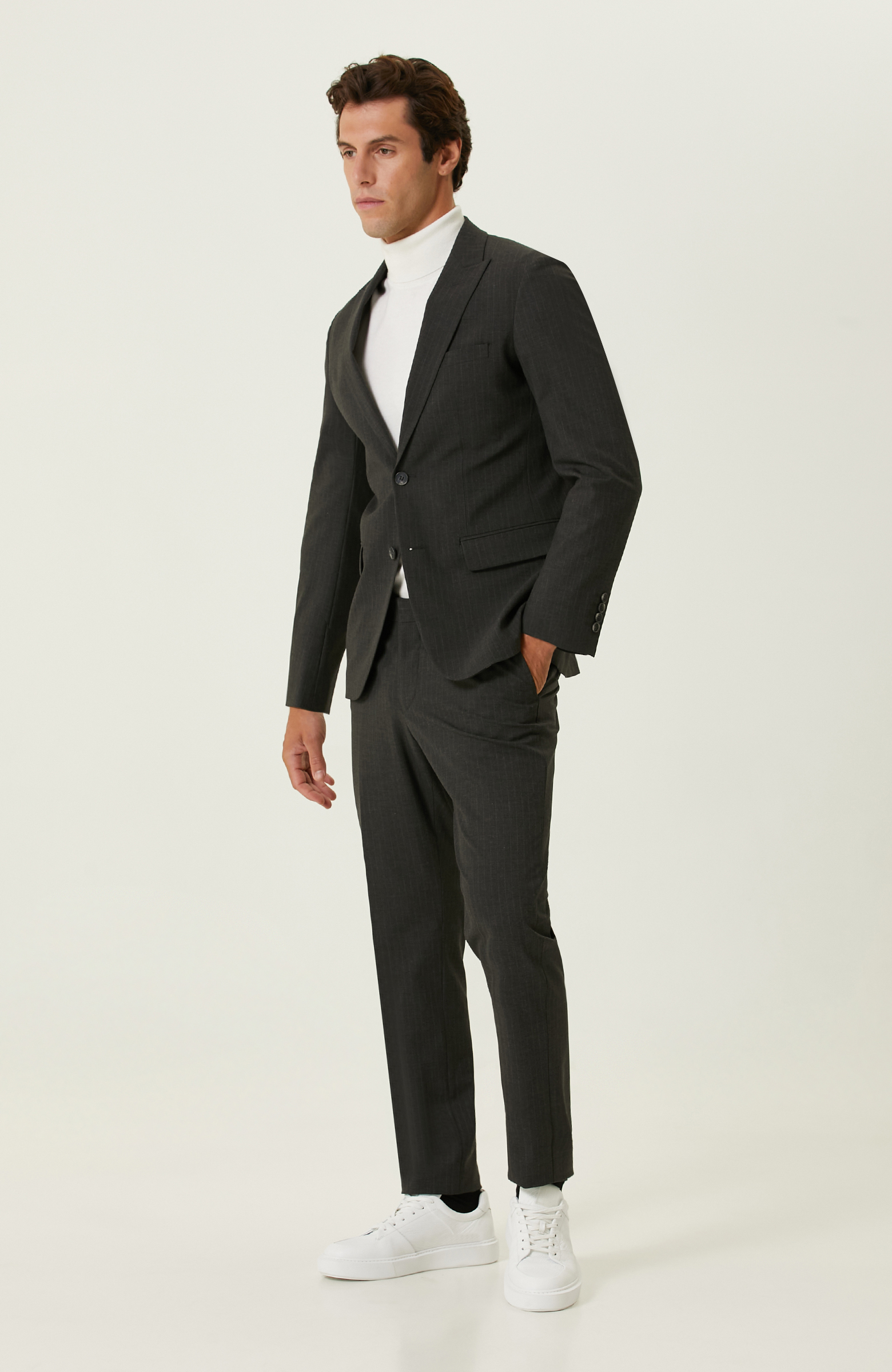 Gri Çizgili Takım Elbise