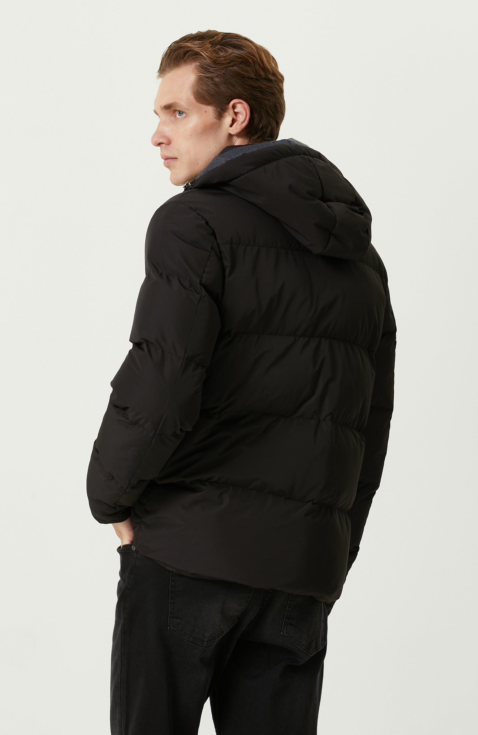 Siyah Kapüşonlu Mont