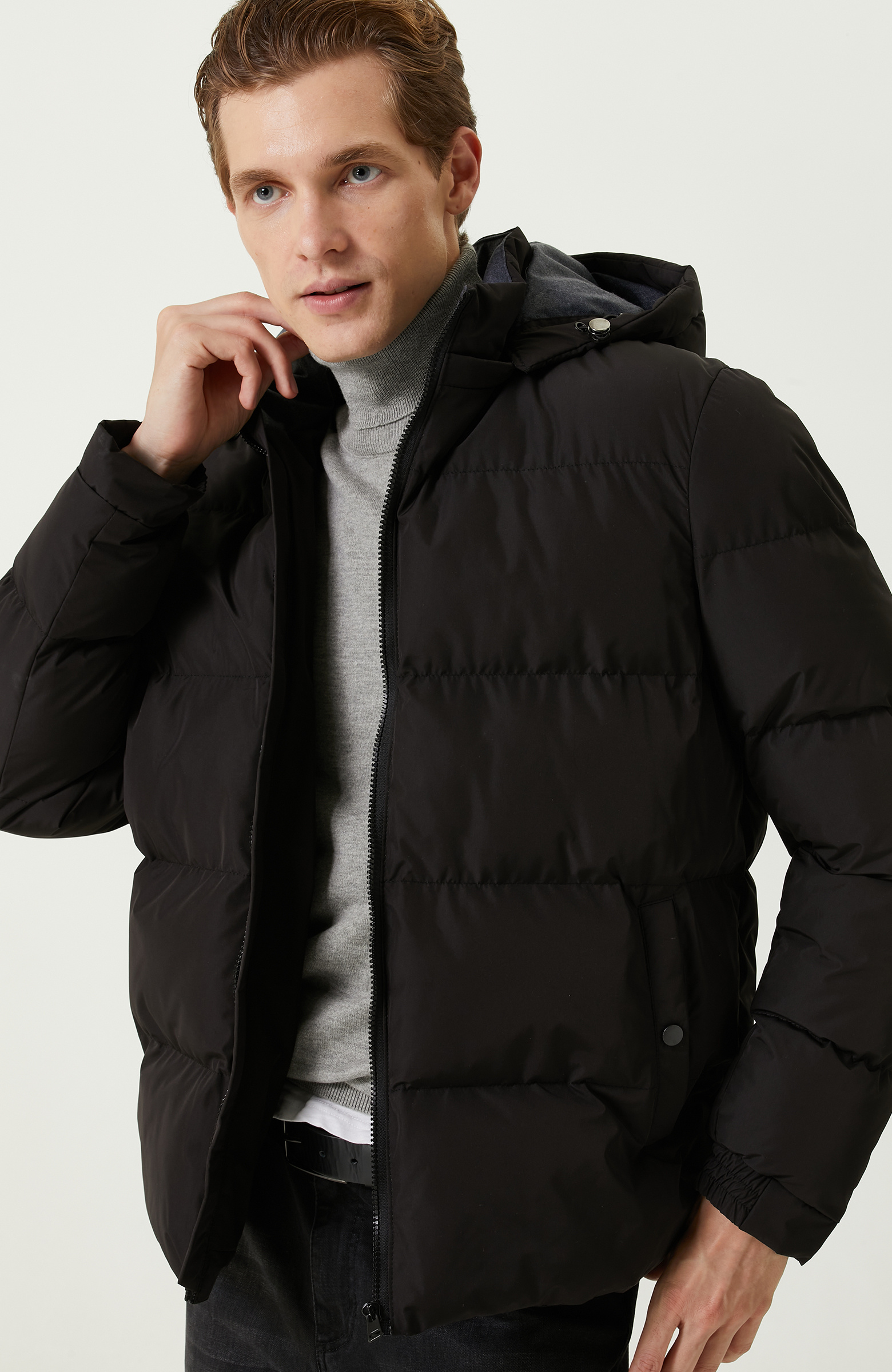 Siyah Kapüşonlu Mont