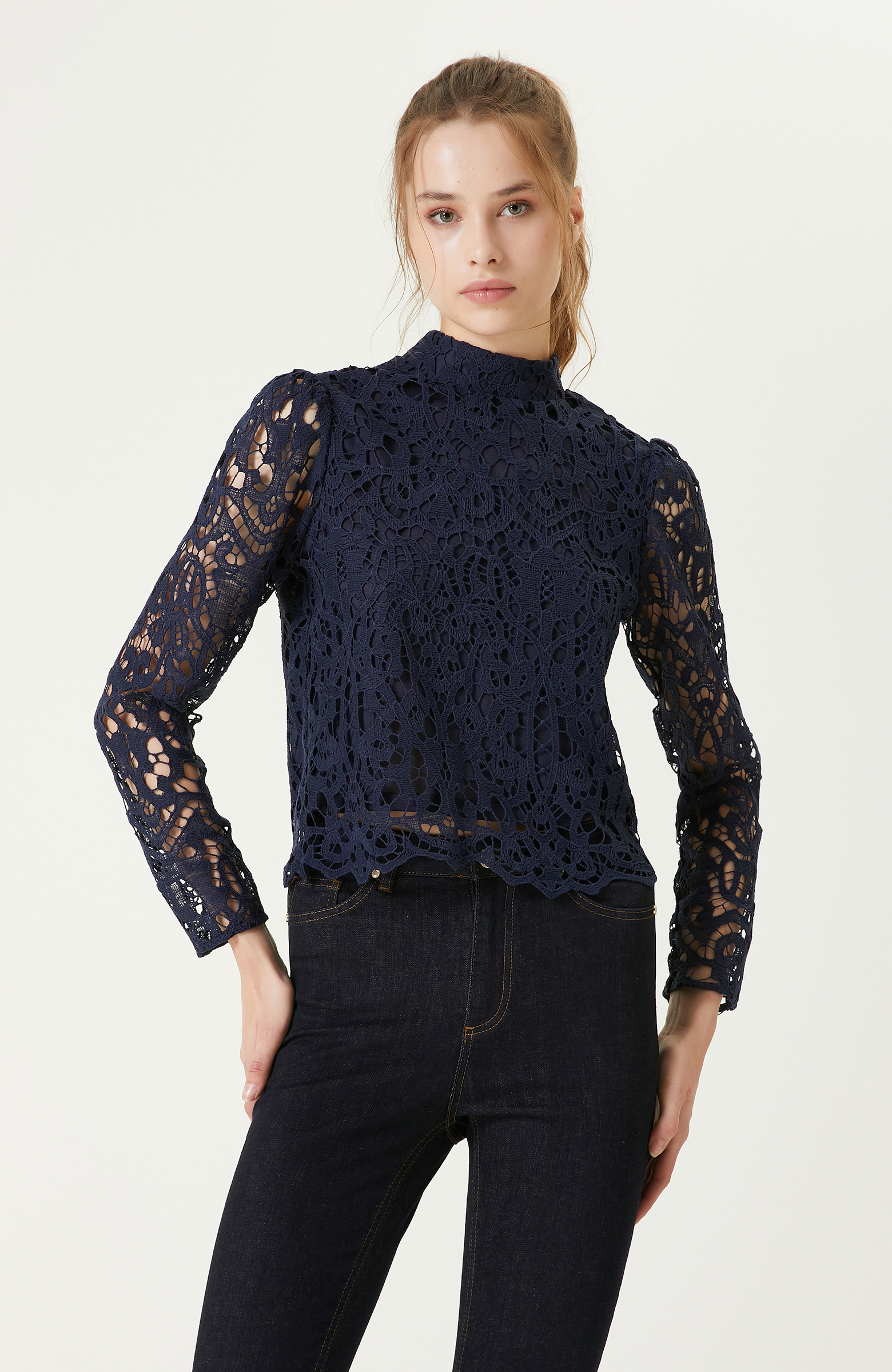 İndigo Dik Yaka Güpürlü Bluz