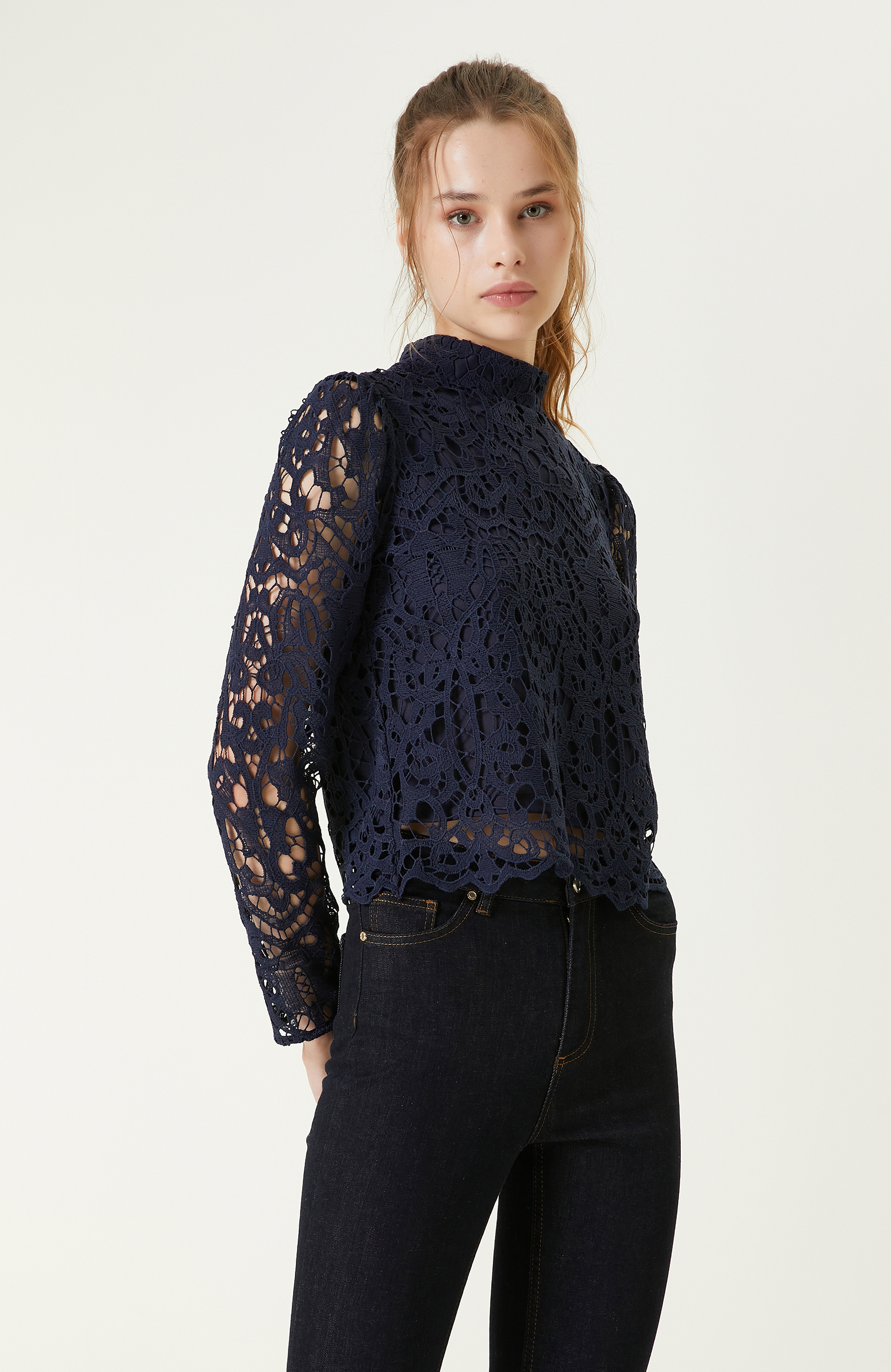 İndigo Dik Yaka Güpürlü Bluz