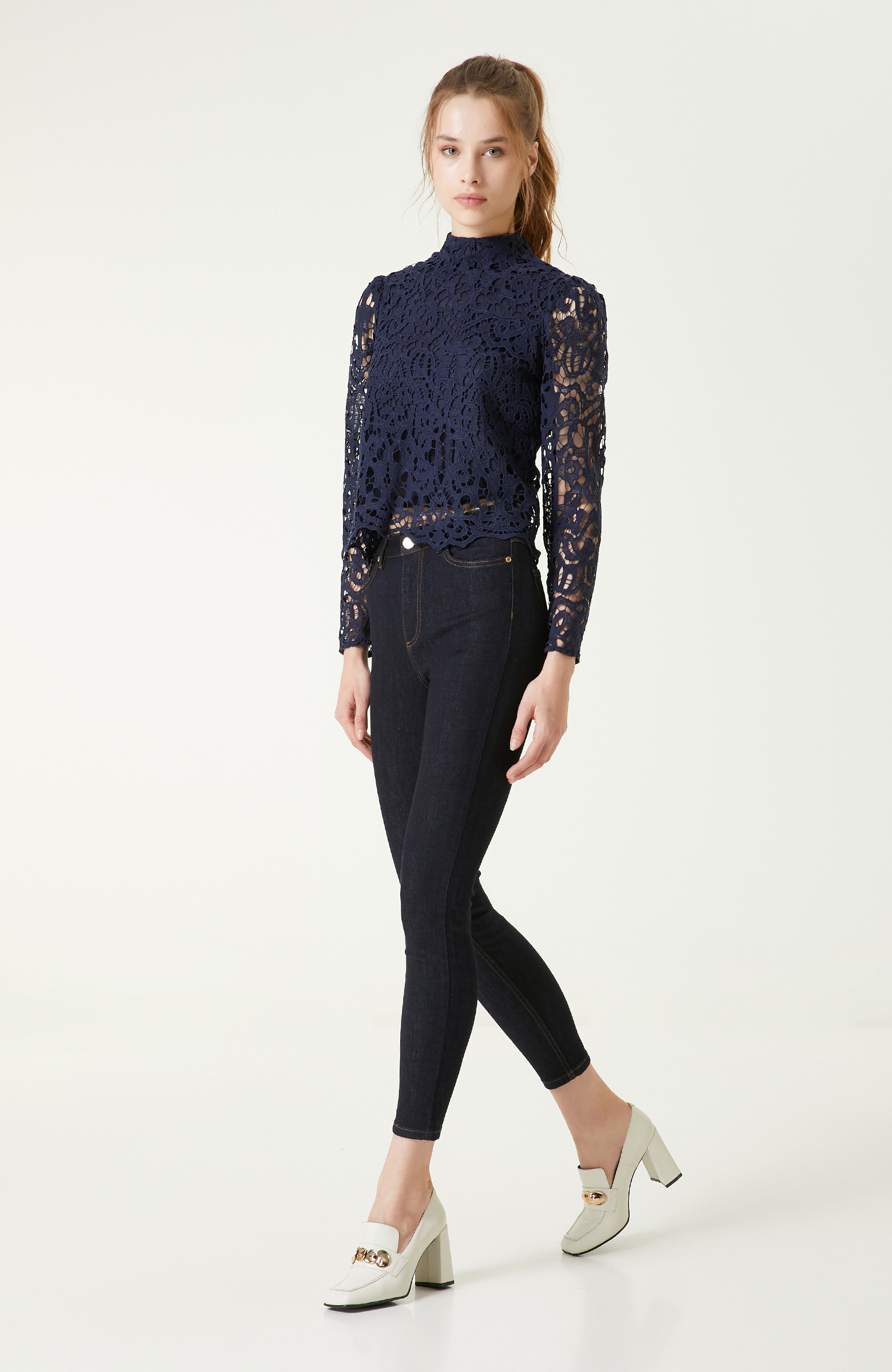 İndigo Dik Yaka Güpürlü Bluz