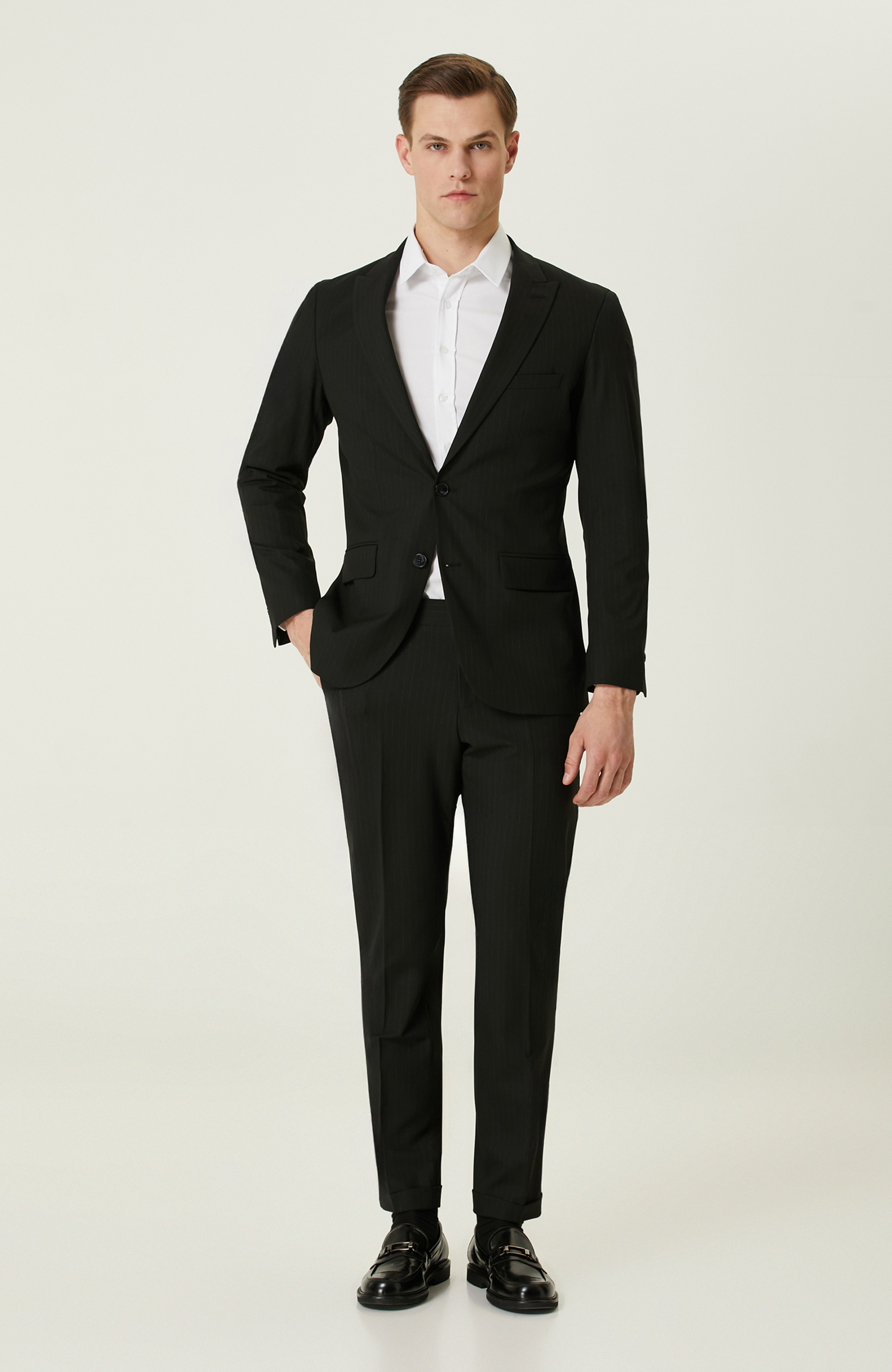 Siyah Çizgili Takım Elbise