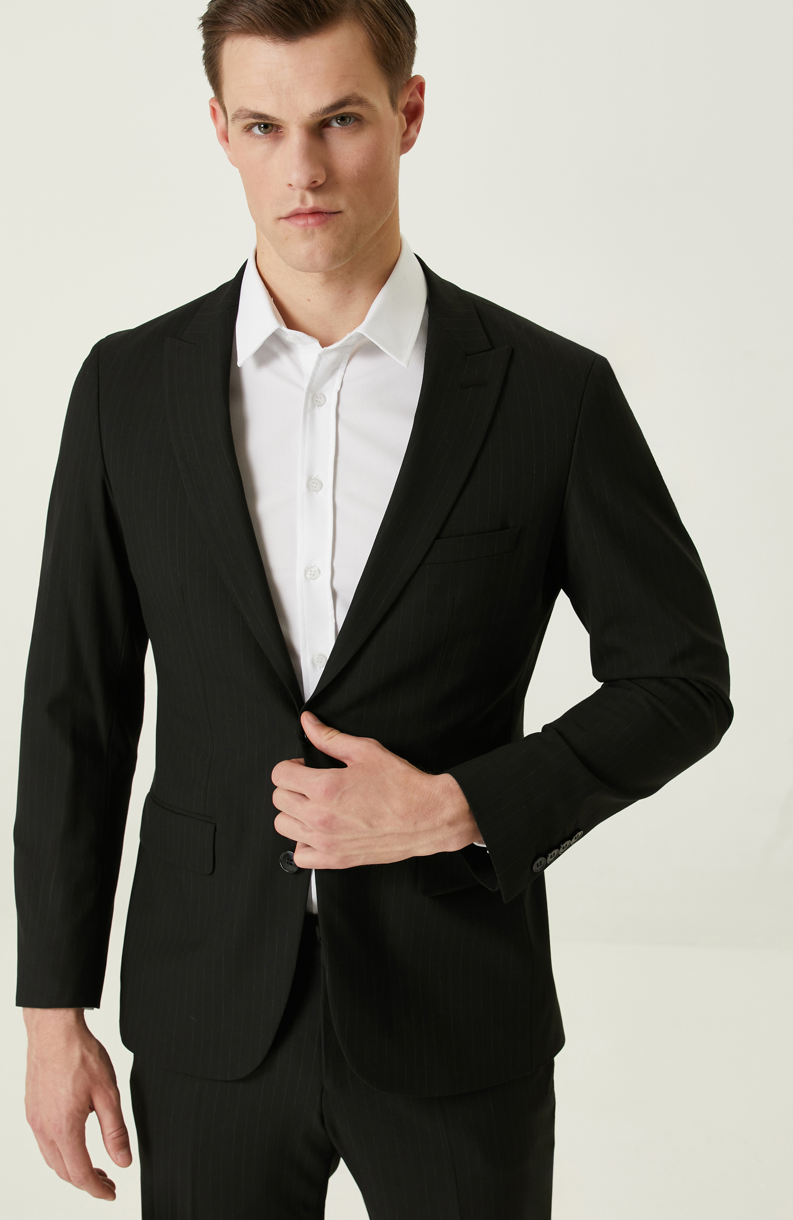 Siyah Çizgili Takım Elbise