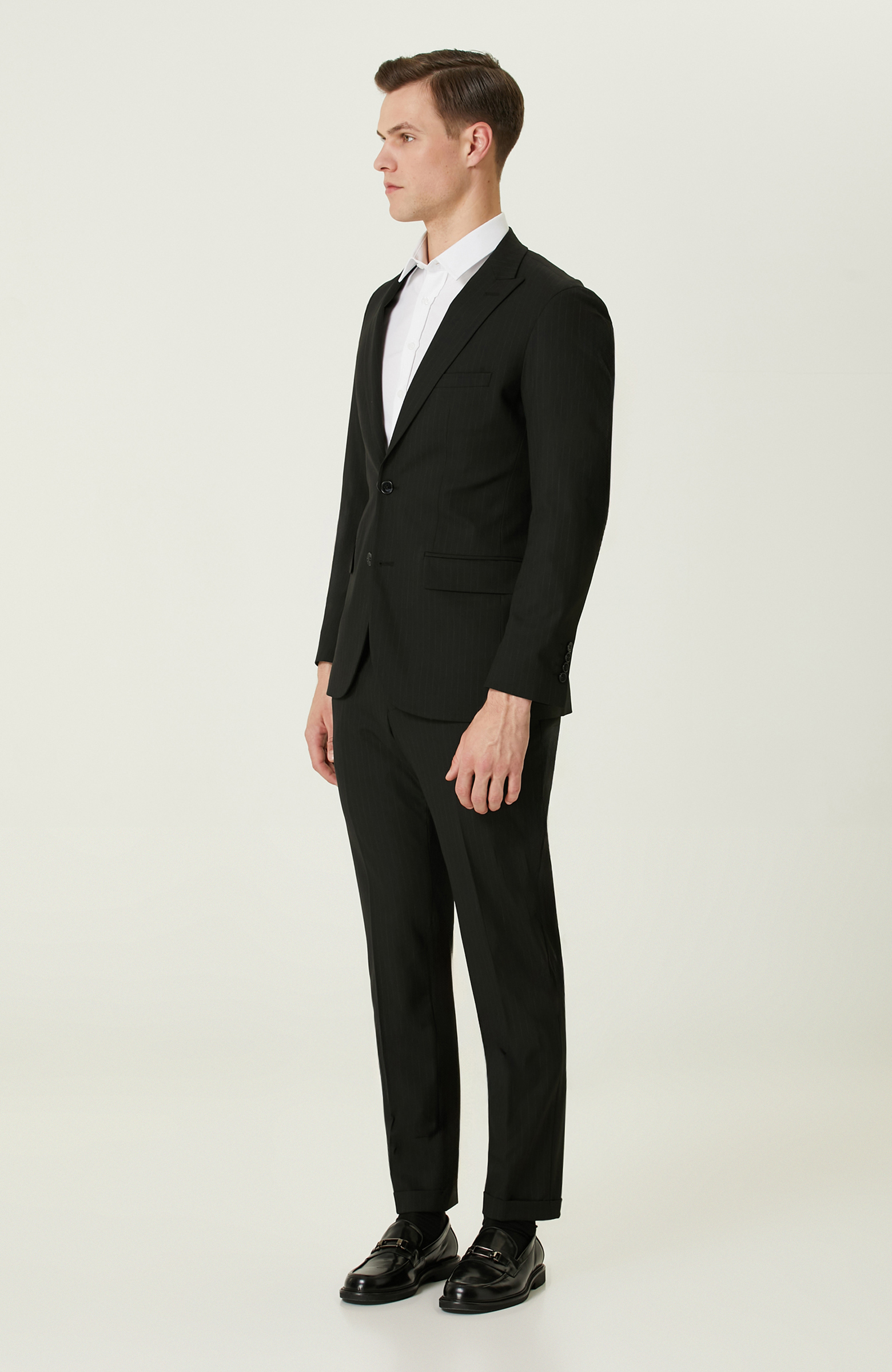 Siyah Çizgili Takım Elbise