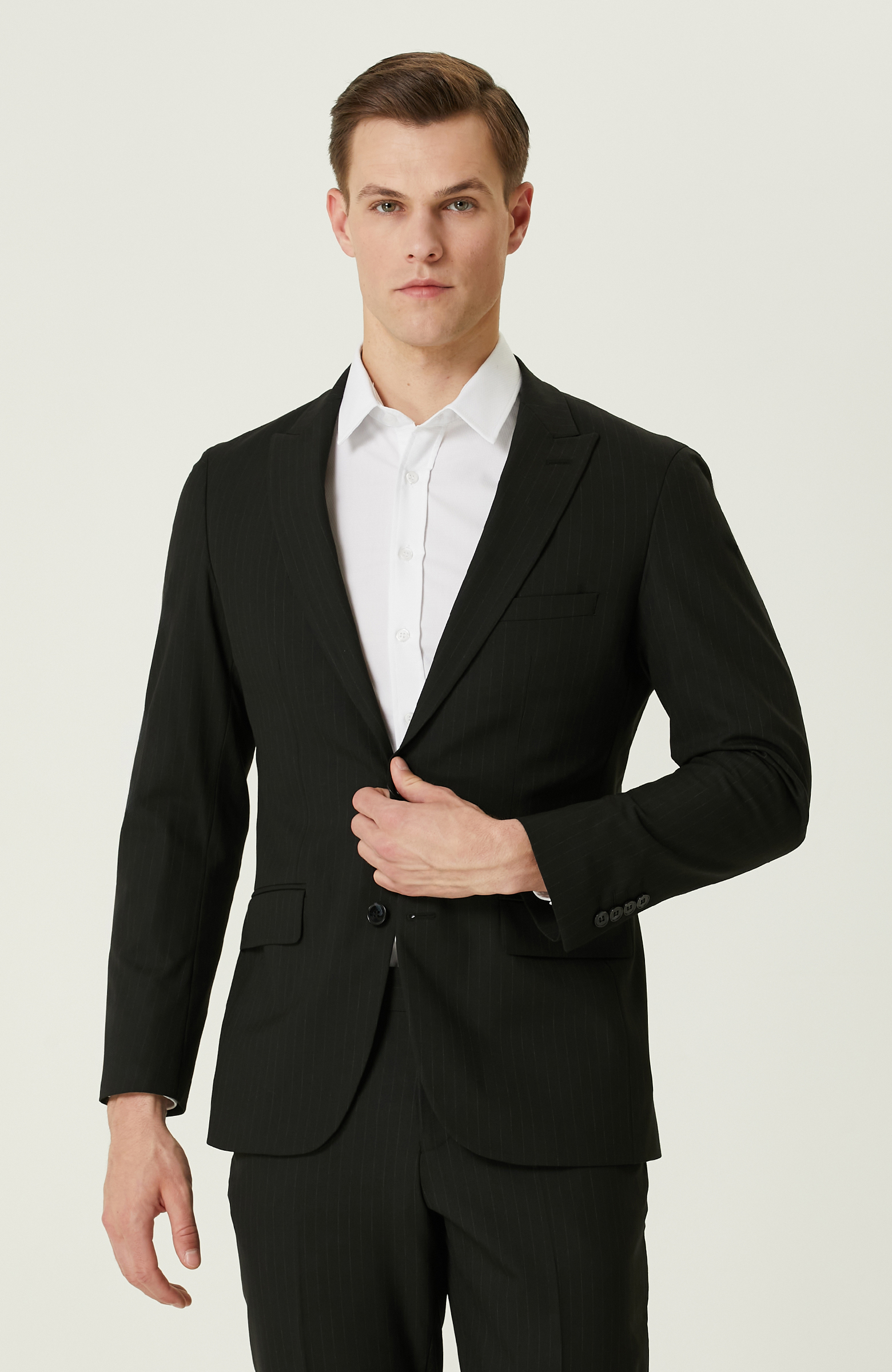 Siyah Çizgili Takım Elbise