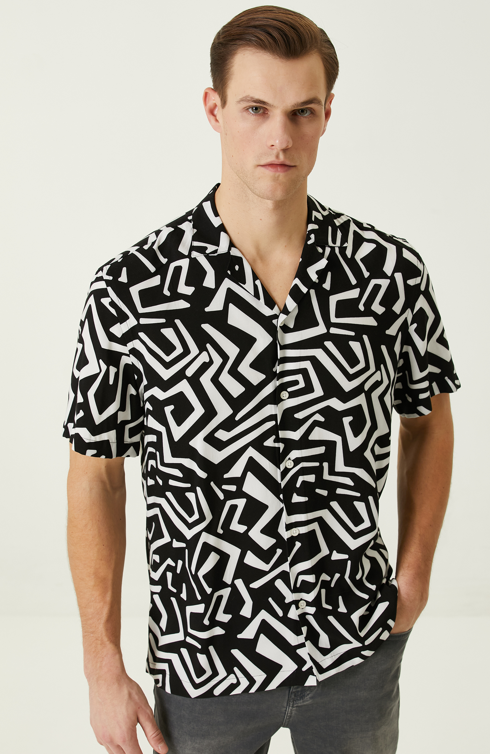 Siyah Beyaz Desenli Gömlek