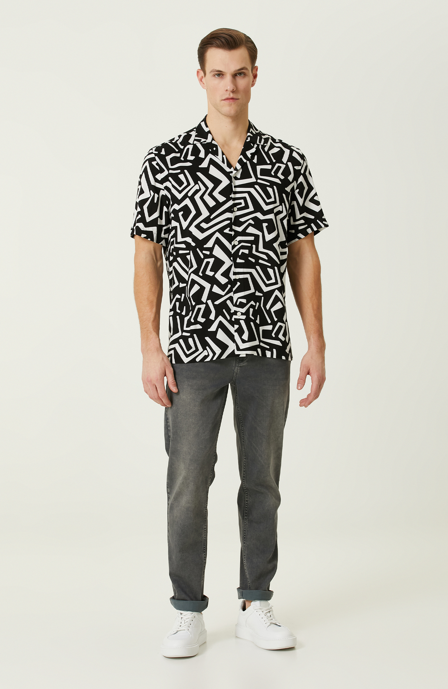 Siyah Beyaz Desenli Gömlek