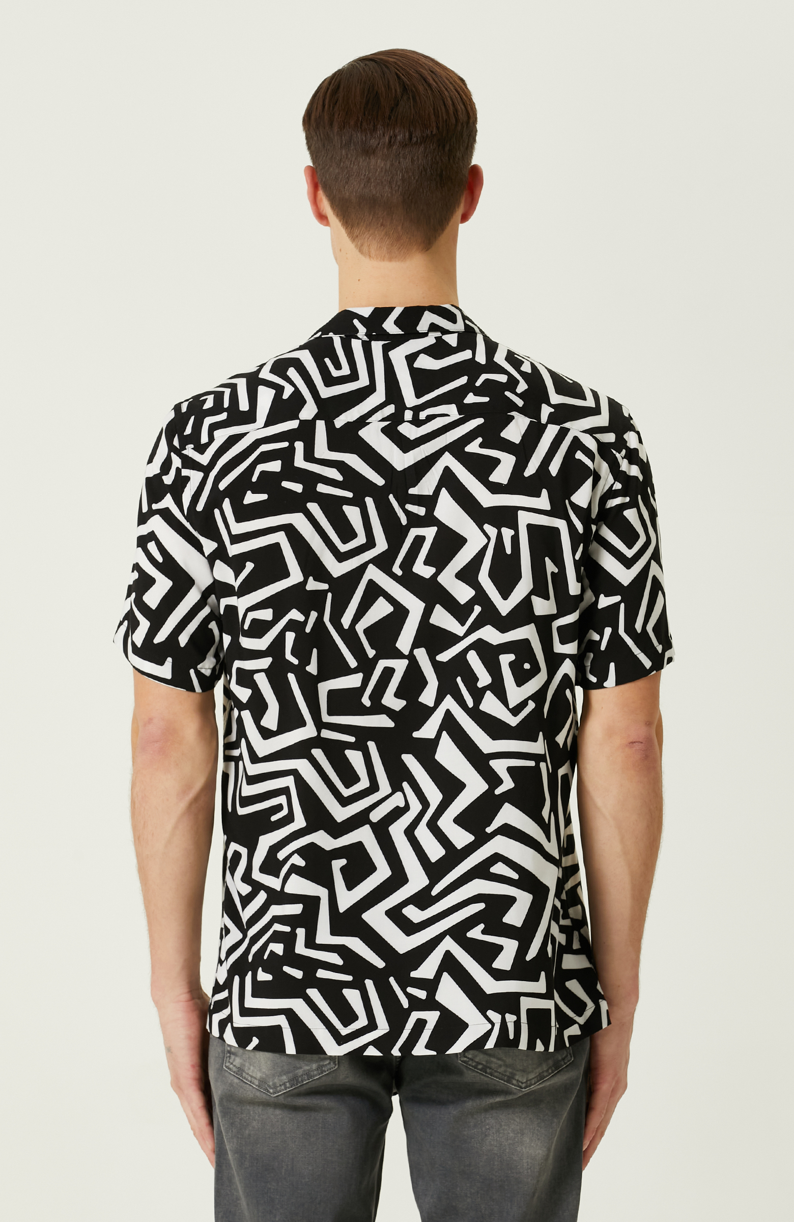 Siyah Beyaz Desenli Gömlek