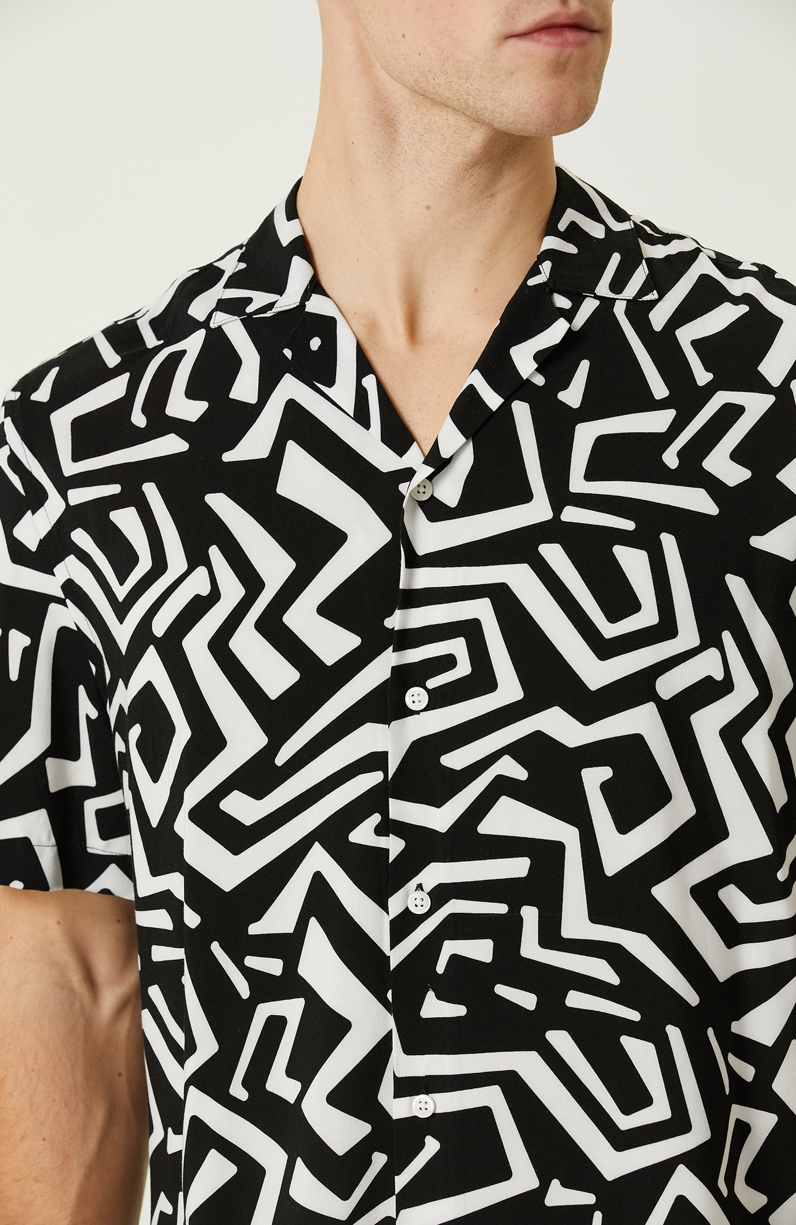 Siyah Beyaz Desenli Gömlek