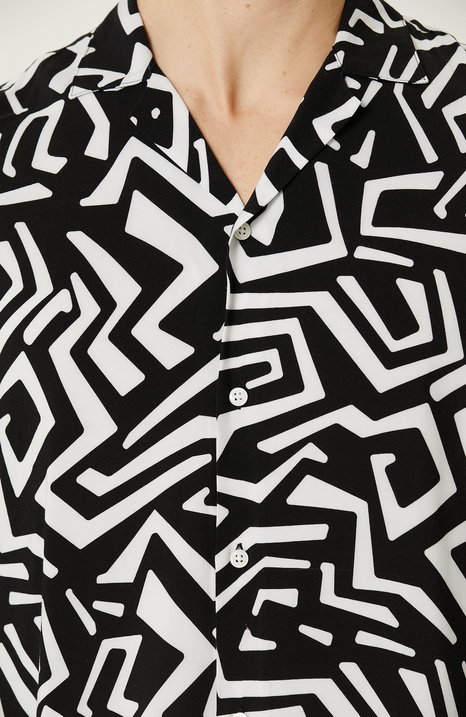 Siyah Beyaz Desenli Gömlek