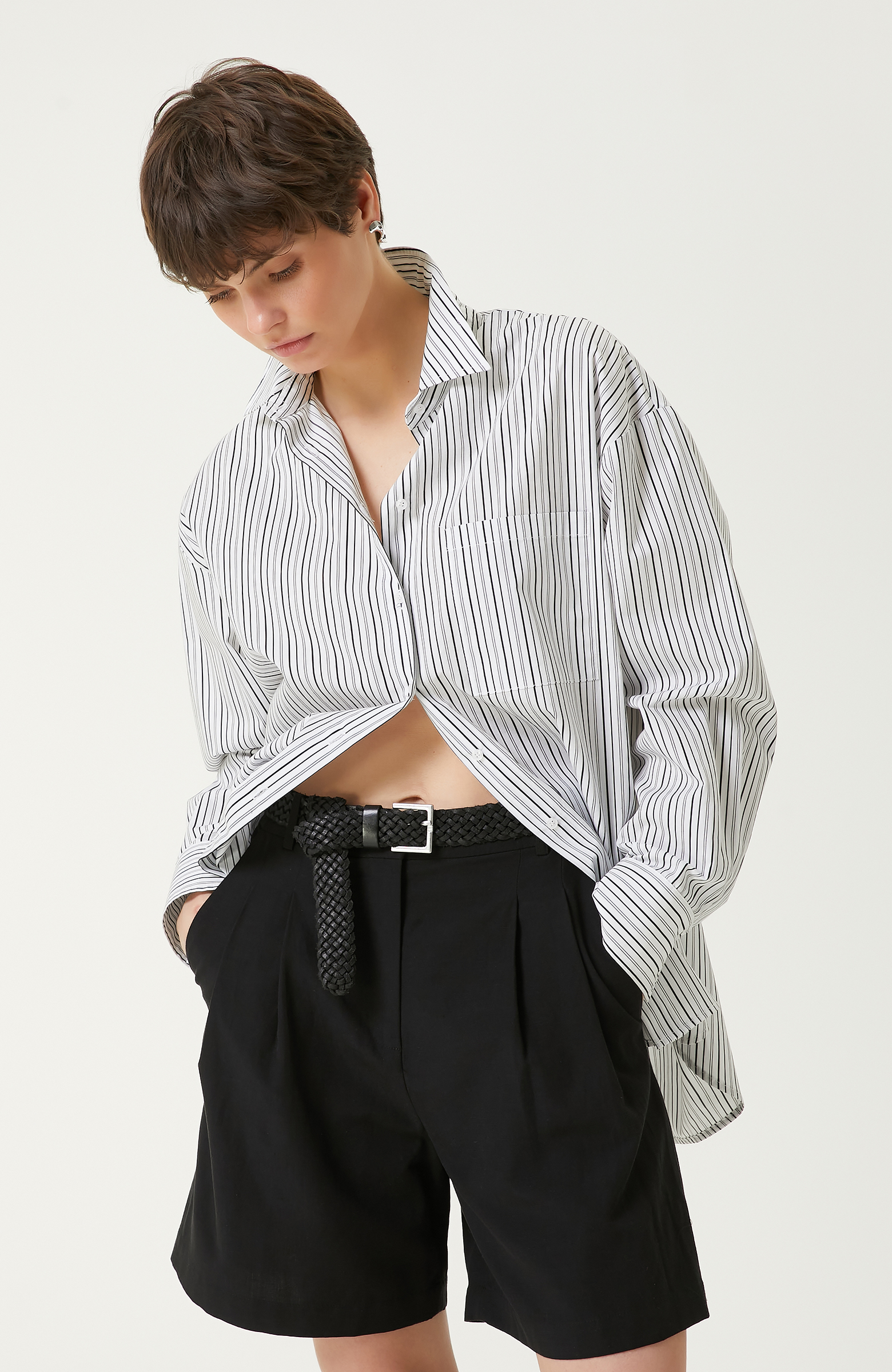 Siyah Beyaz Çizgili Gömlek