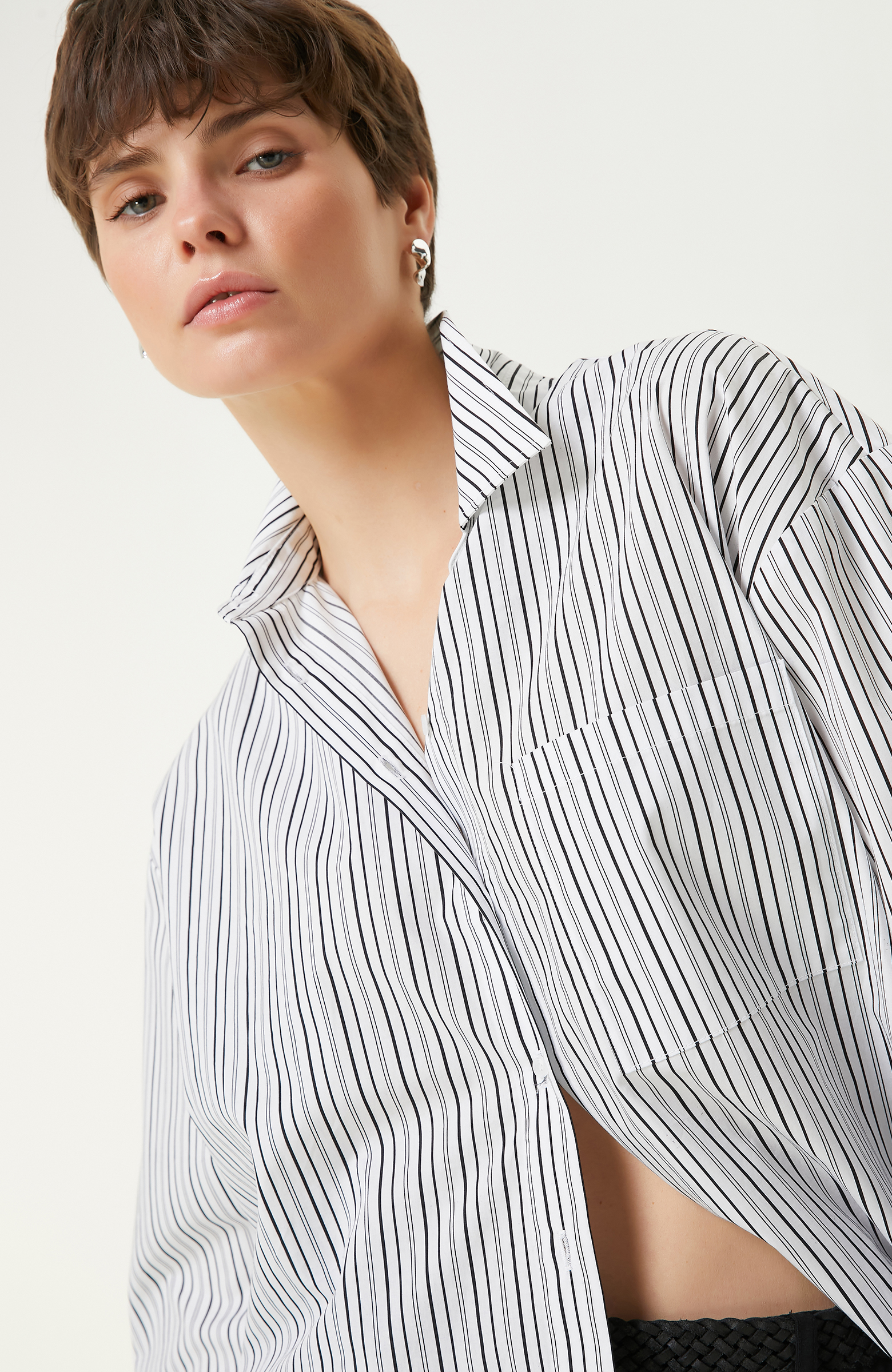 Siyah Beyaz Çizgili Gömlek