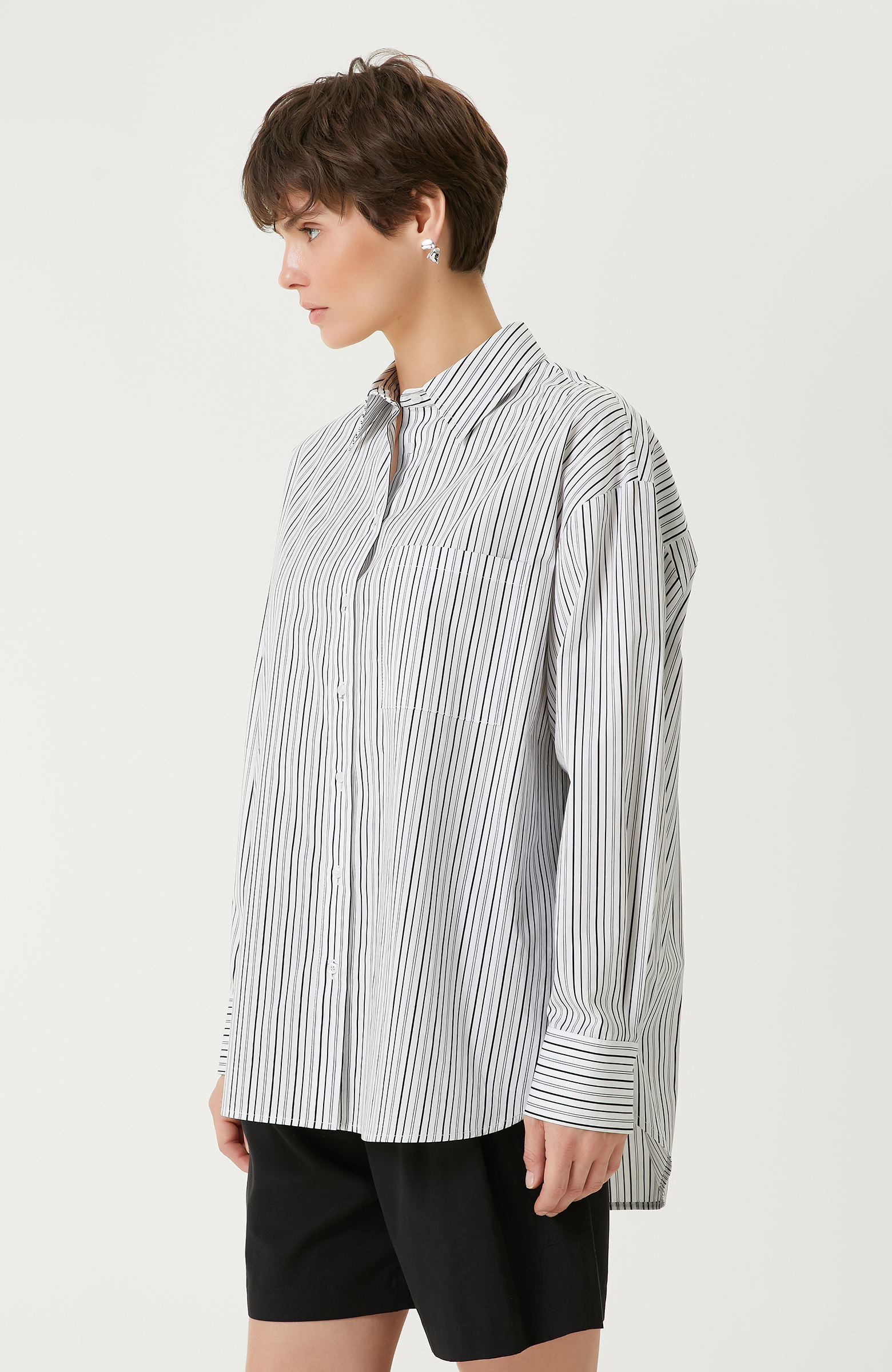 Siyah Beyaz Çizgili Gömlek