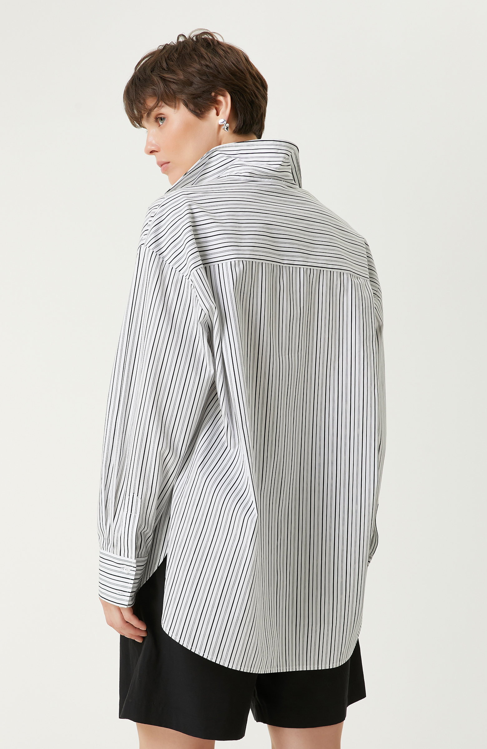 Siyah Beyaz Çizgili Gömlek