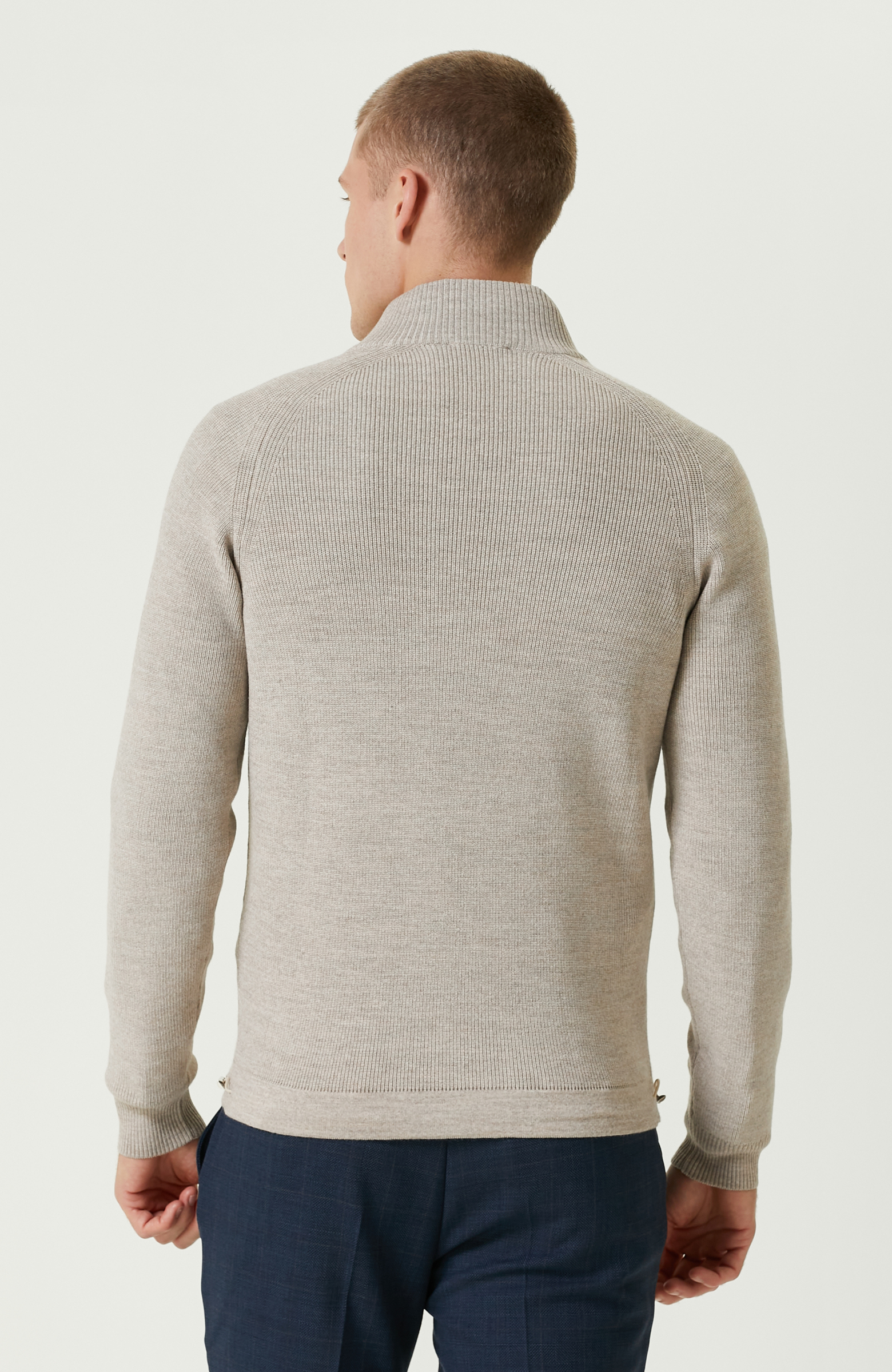 Bej Dik Yaka Fermuarlı Triko Kazak