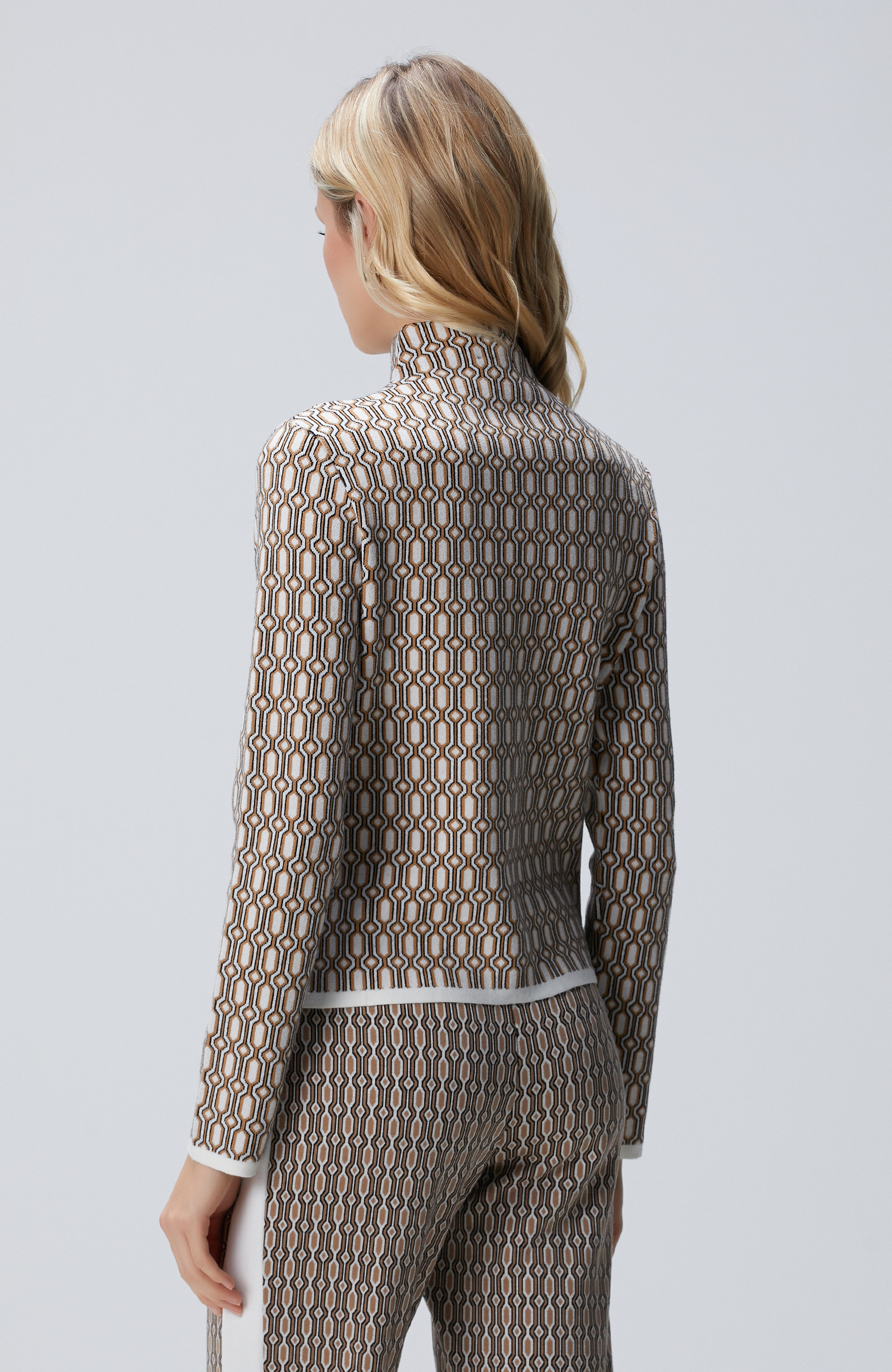 Kırık Beyaz Bej Desenli Hırka