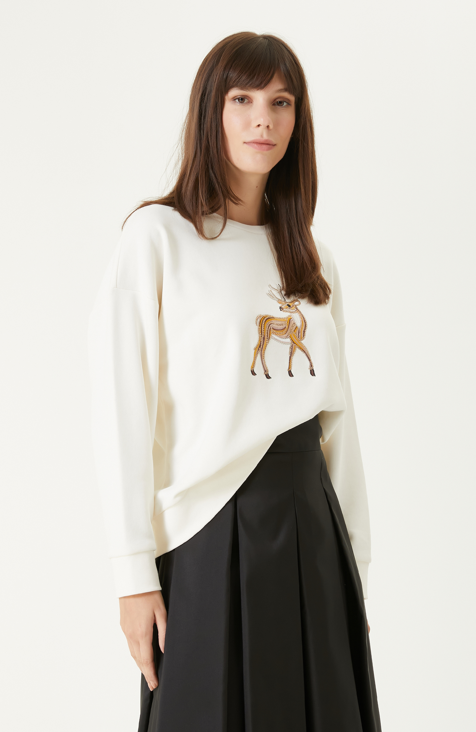 Kırık Beyaz Nakışlı Taş İşlemeli Sweatshırt