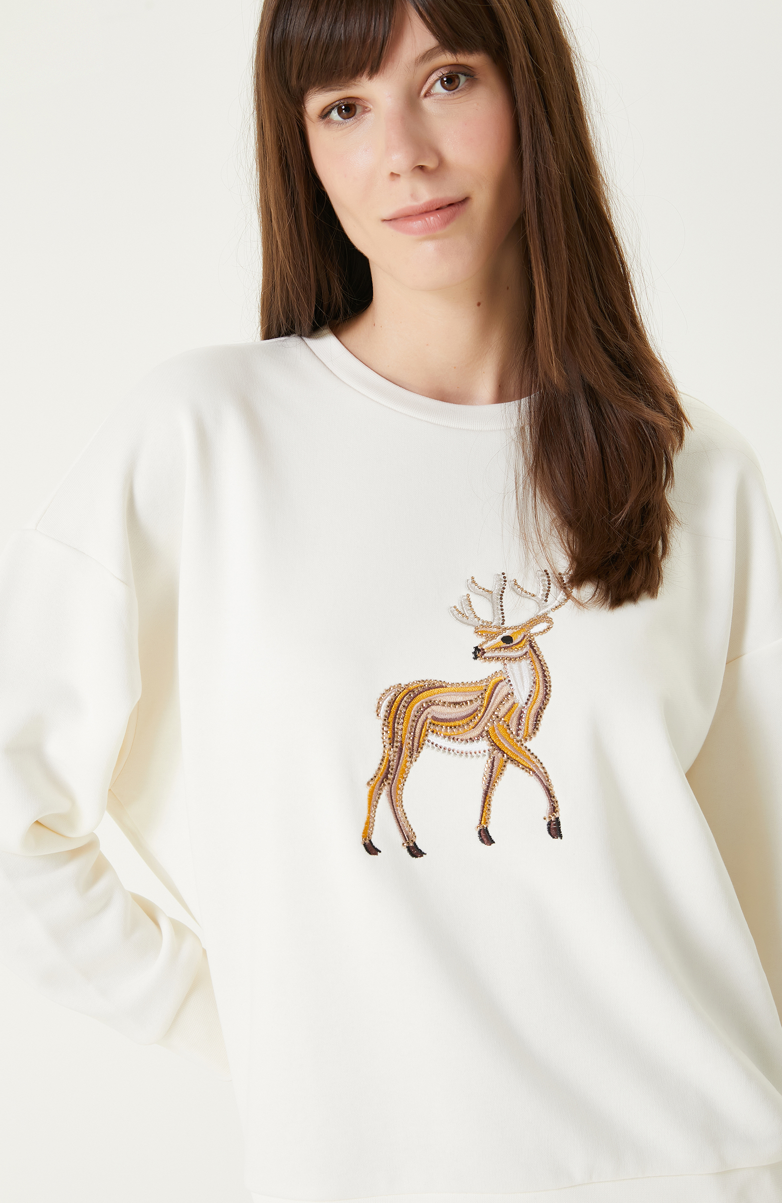 Kırık Beyaz Nakışlı Taş İşlemeli Sweatshırt