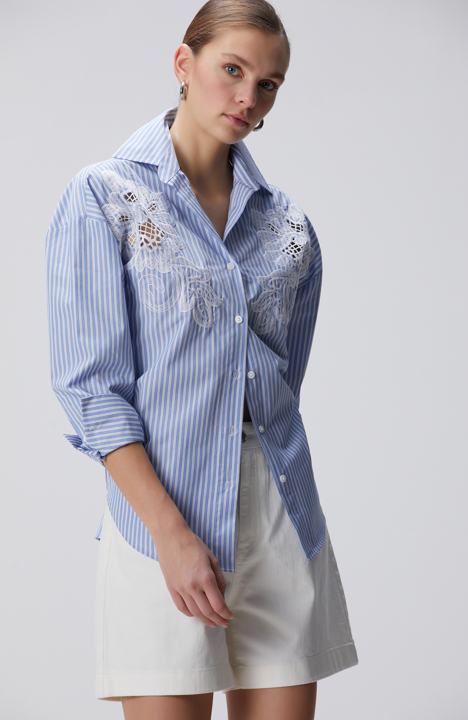 Mavi Beyaz Nakışlı Gömlek