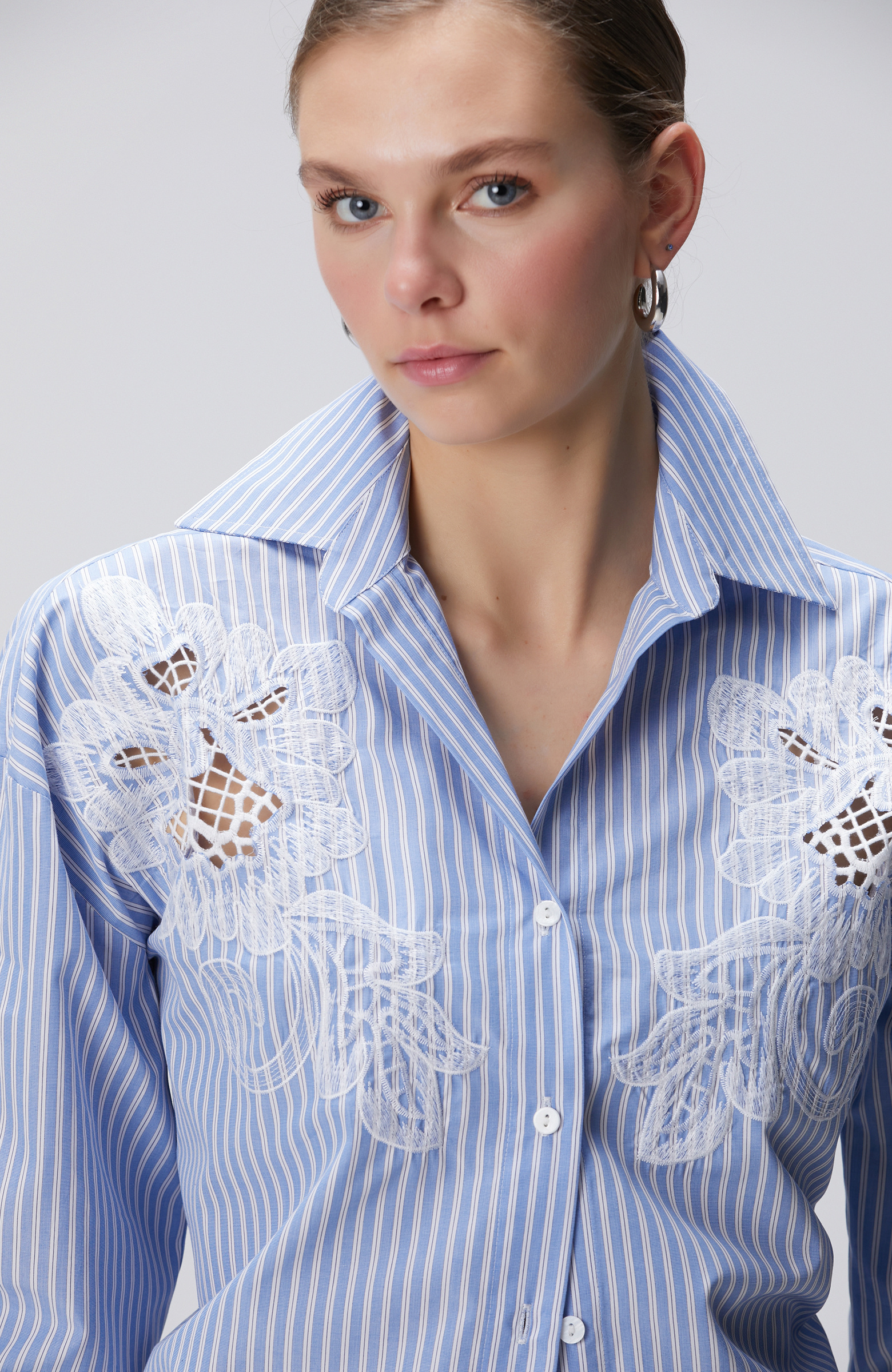 Mavi Beyaz Nakışlı Gömlek